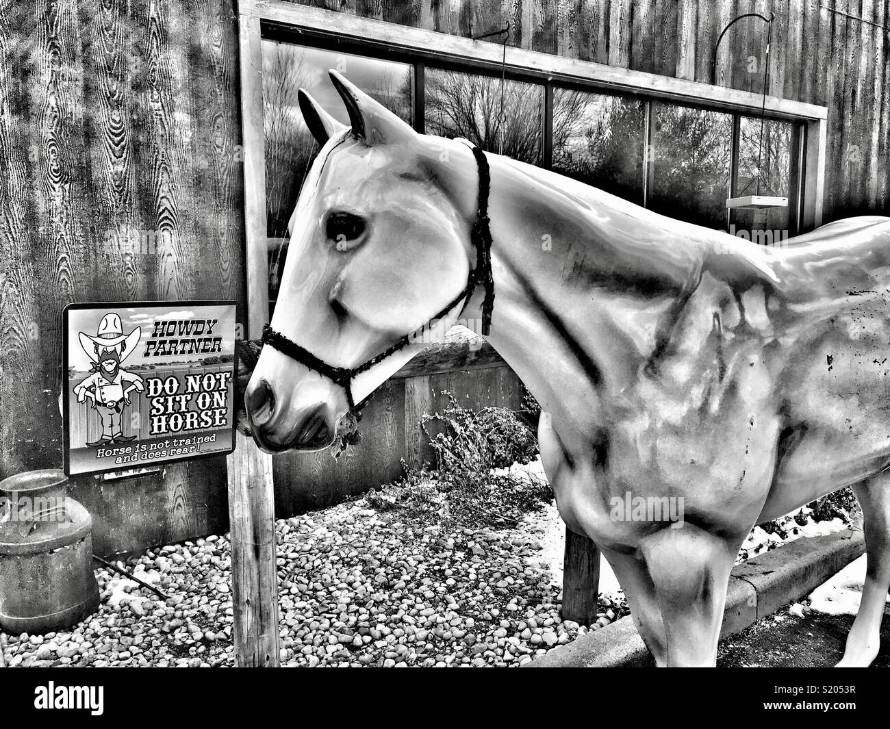 Cavallo di plastica legata al post di aggancio al vecchio magazzino generale - Immagine stock catturata con smartphone