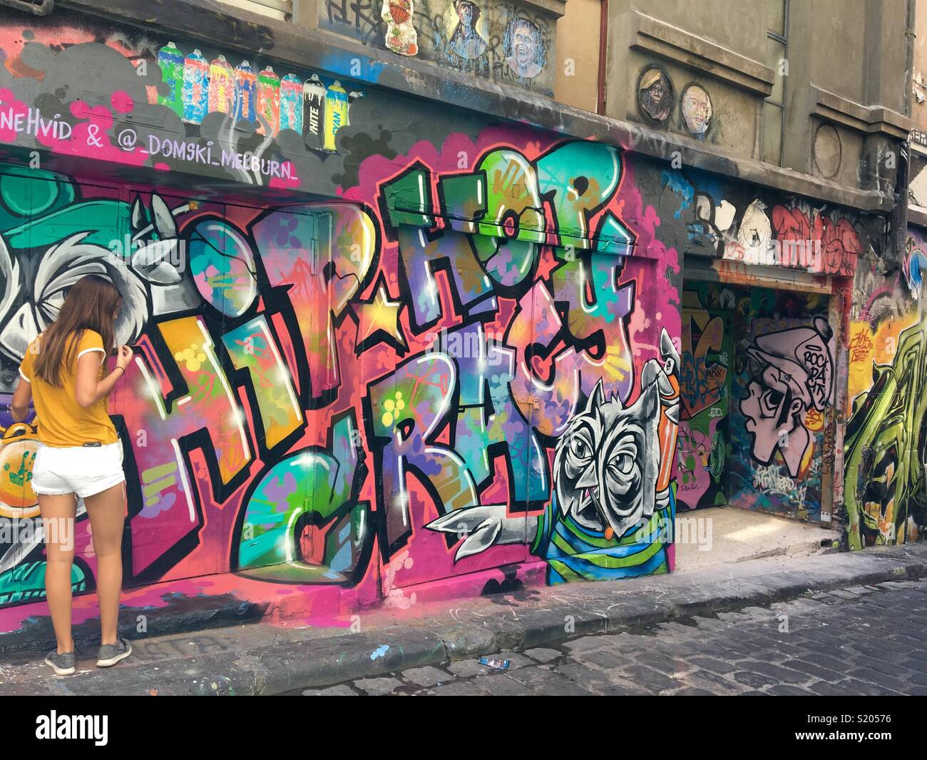 In turistica Hosier Lane Melbourne con arte di strada su pareti Foto Stock