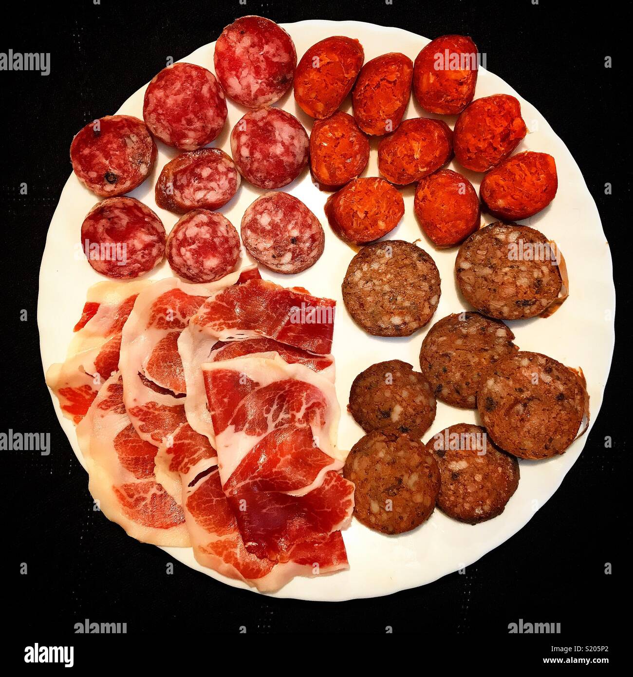 Salami, salsicce di sangue, salsicce e prosciutto in Prado del Rey, Sierra de Cadice, Andalusia, Spagna Foto Stock