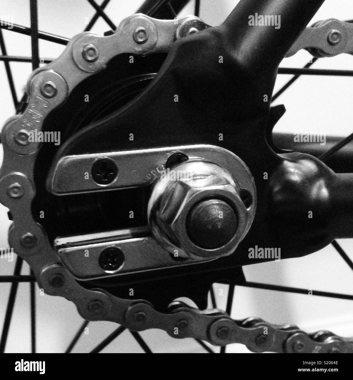 Chiudere fino in bianco e nero girato di una cassetta su una singola velocità bicicletta Foto Stock