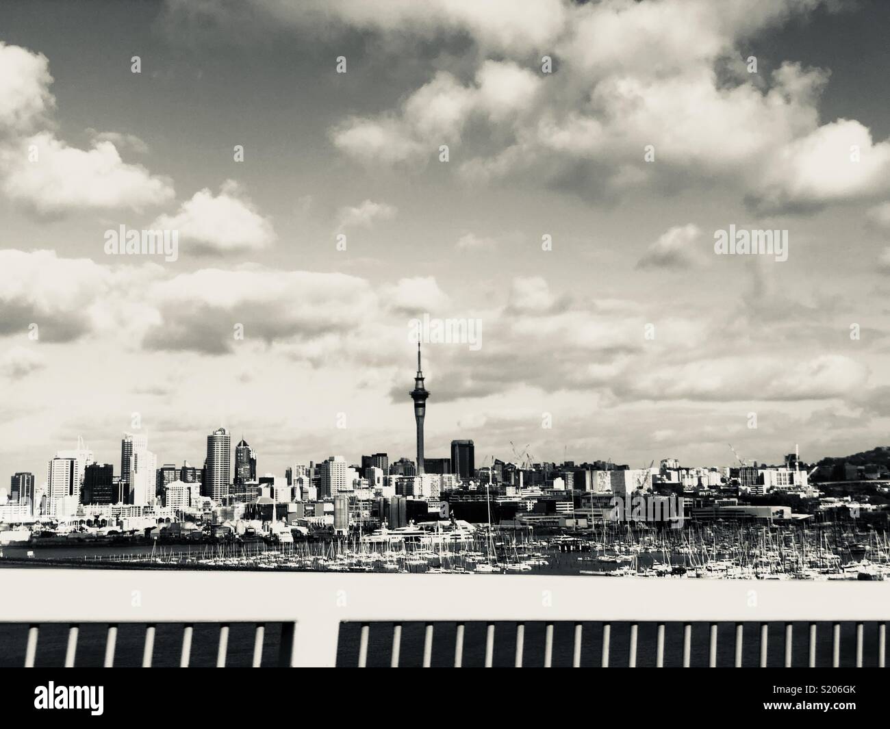 Skyline di Auckland in Nuova Zelanda, visto dal Harbour Bridge Foto Stock