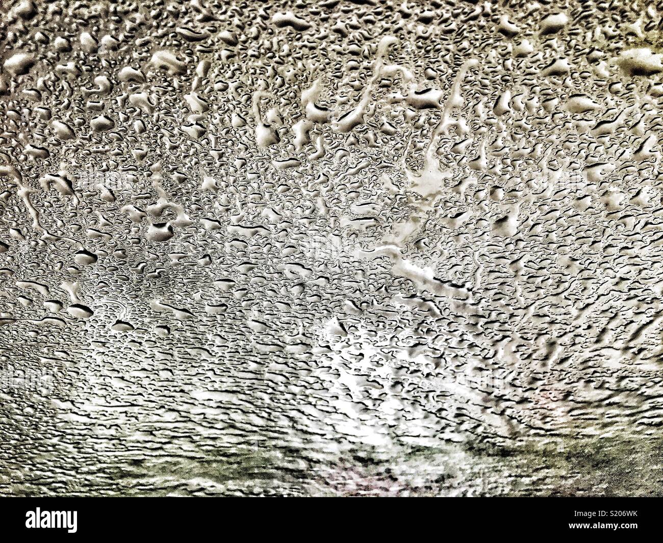 Gocce di acqua sul vetro - Immagine stock catturata con smartphone