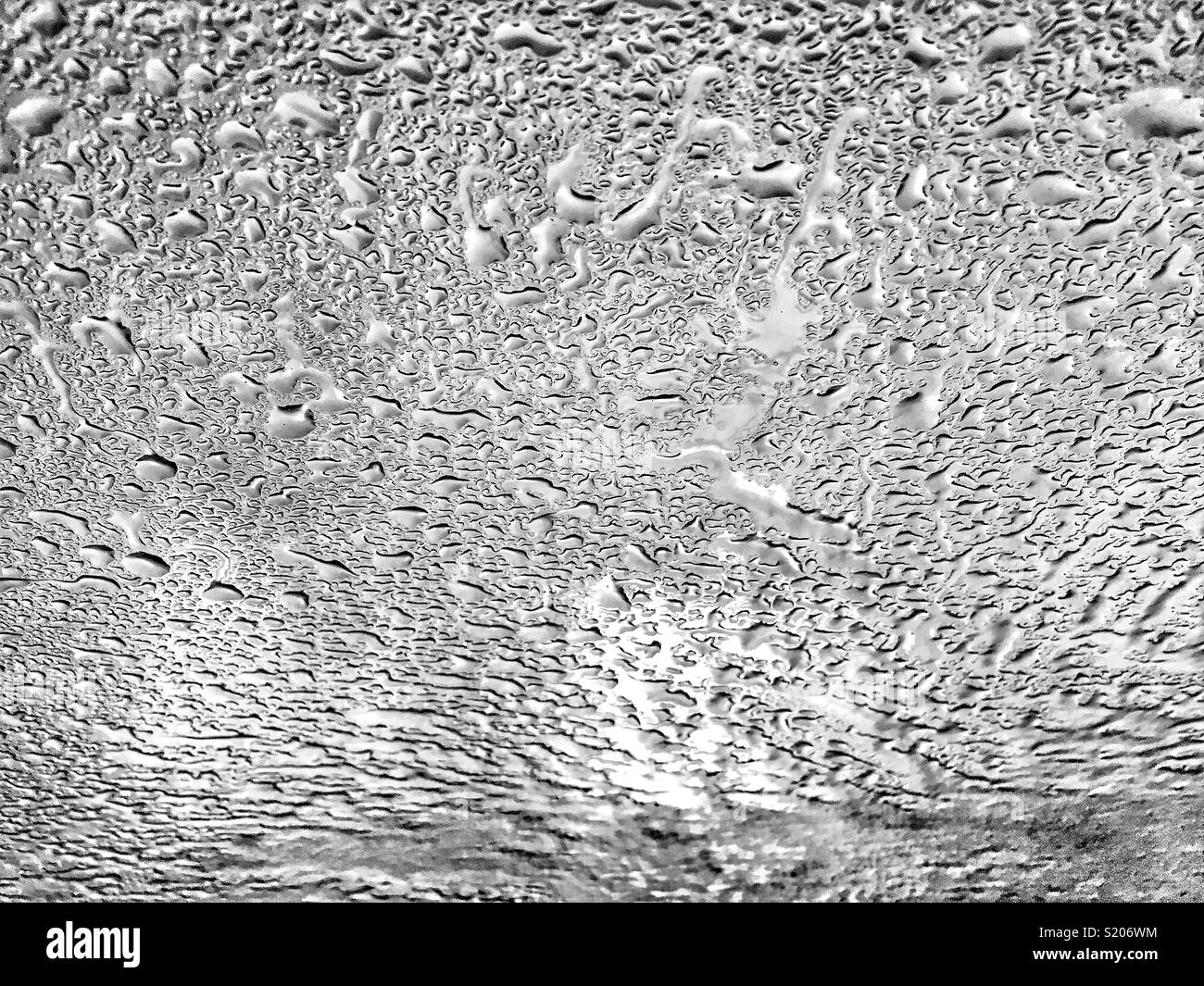 Gocce di acqua sul vetro - Immagine stock catturata con smartphone