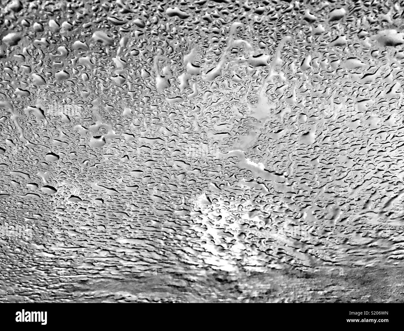 Gocce di acqua sul vetro Foto Stock