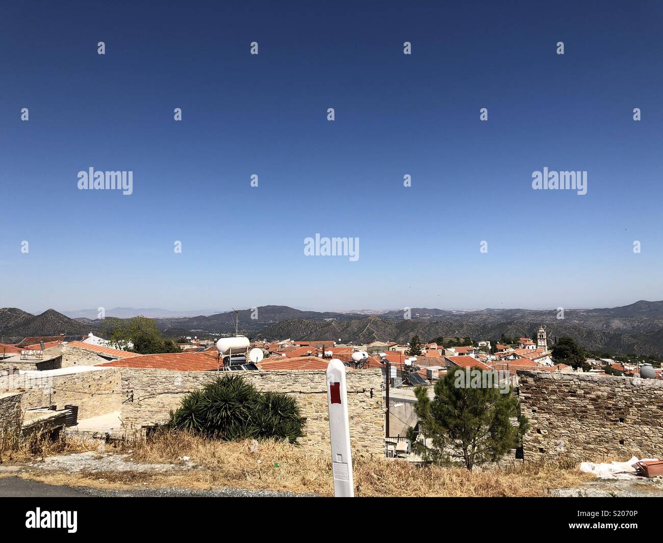 Vista di Lefkara's tetti rossi su Cipro - Immagine stock catturata con smartphone