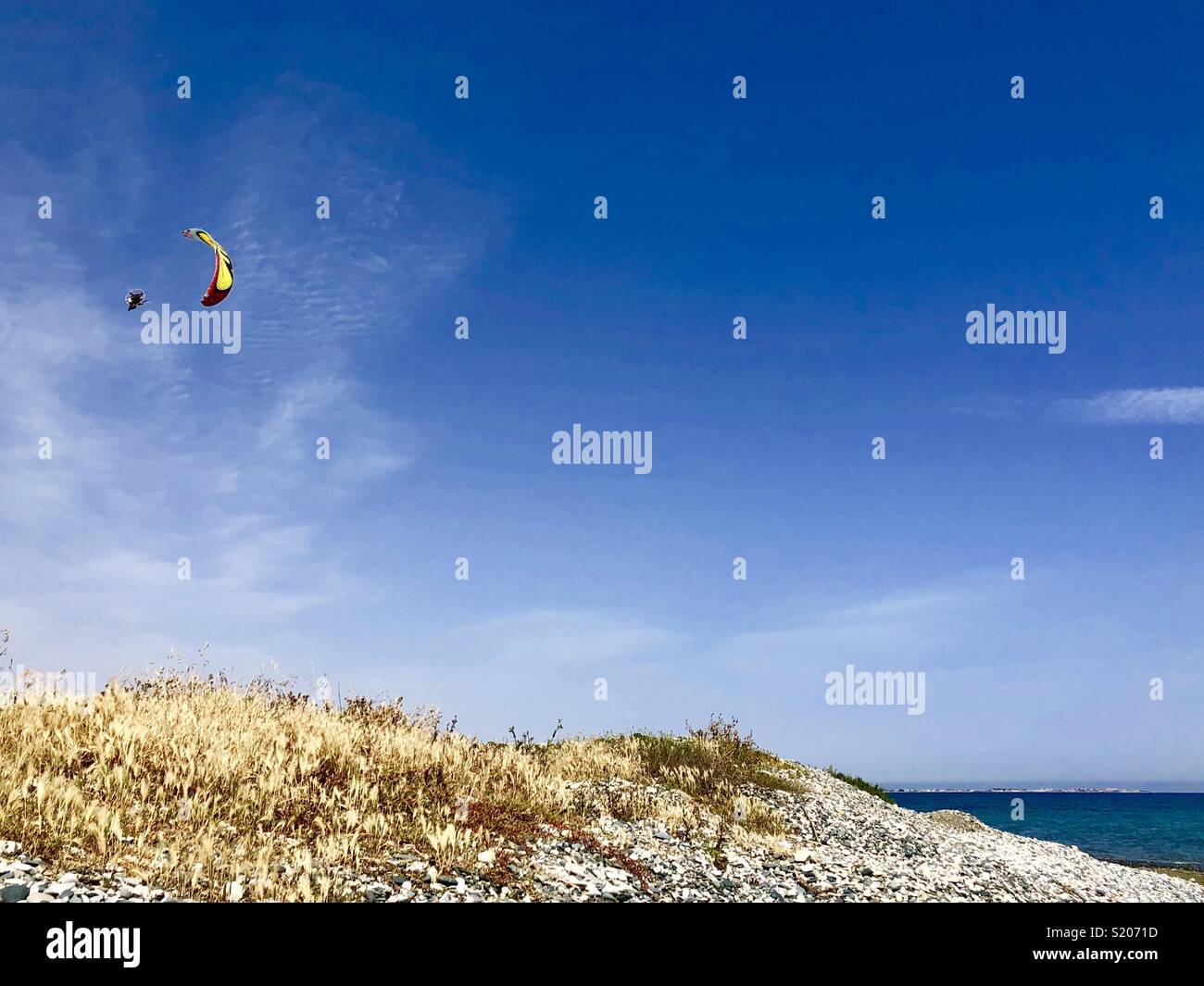 Un uomo in parapendio su una spiaggia su Cipro Foto Stock