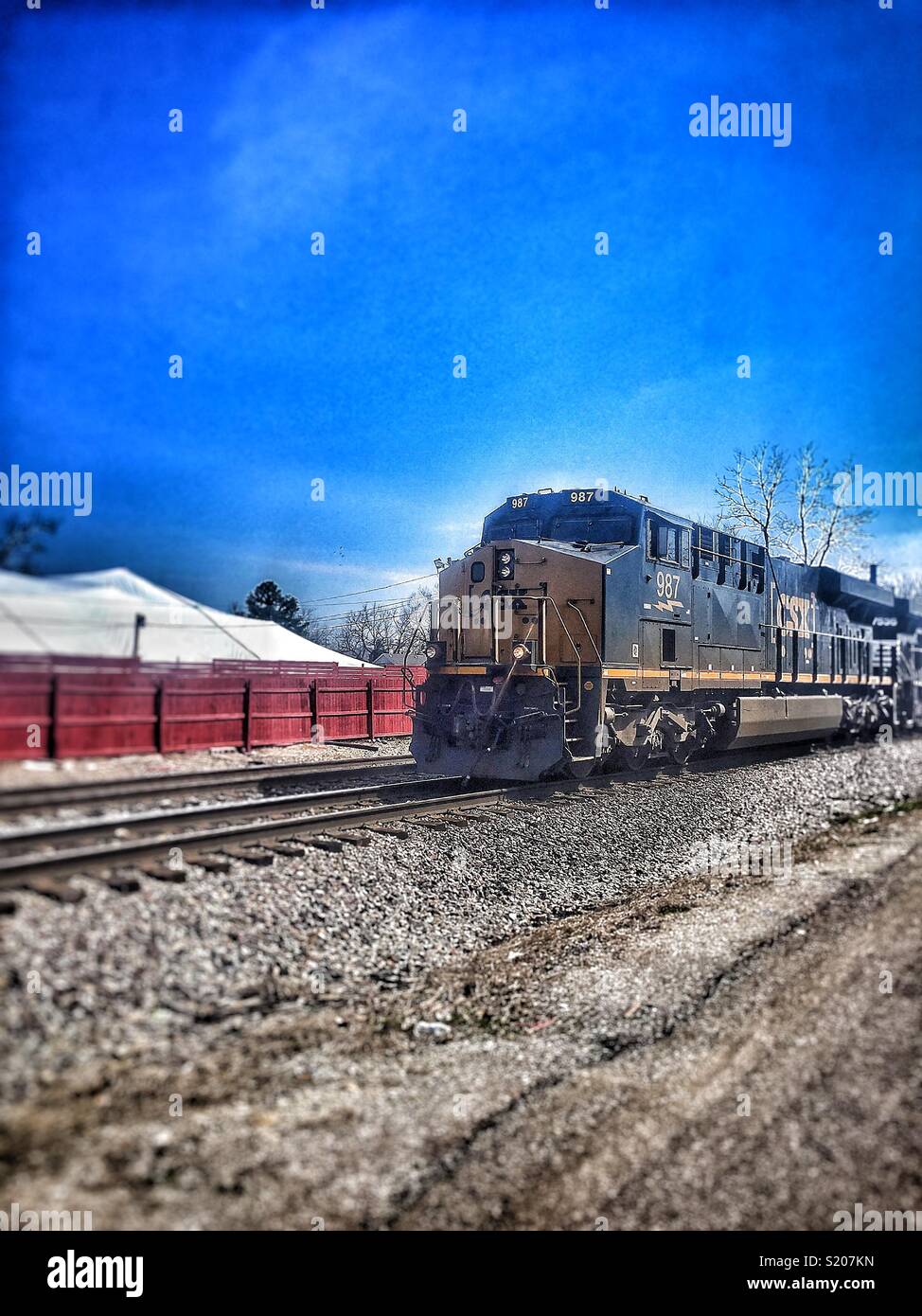 Treno che passa dal recinto rosso a Louisville ky Foto Stock