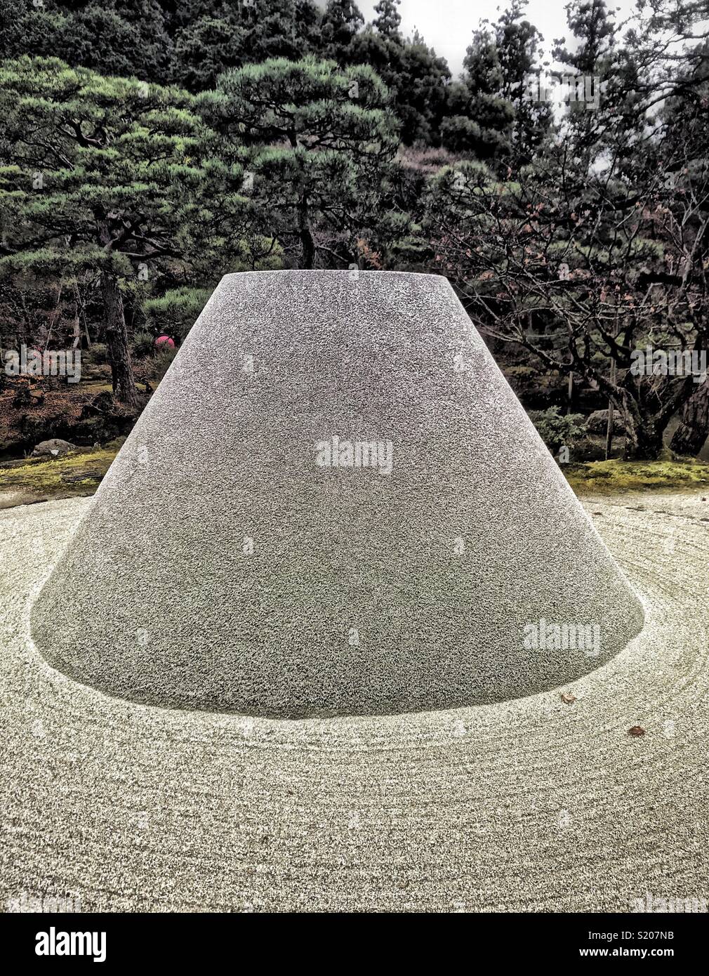 La scultura di sabbia destinata a simboleggiare il Monte Fuji a Ginkaku-ji il Tempio Zen a Kyoto, in Giappone. Noto anche come il Padiglione di Argento. - Immagine stock catturata con smartphone