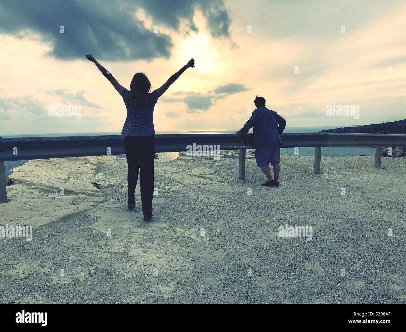 Felice di essere su Cipro al tramonto - Immagine stock catturata con smartphone