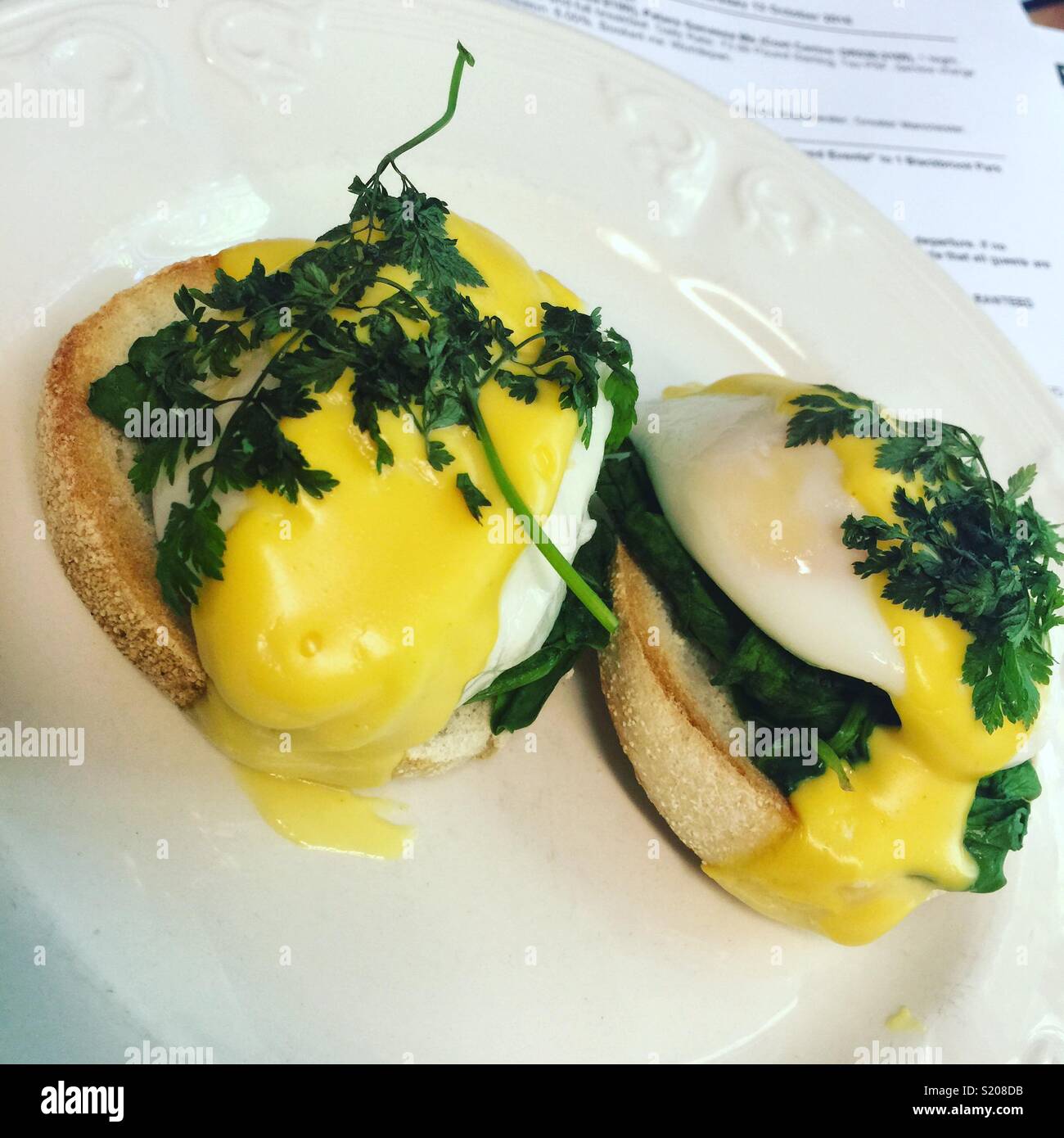 Uova alla Benedict - Immagine stock catturata con smartphone