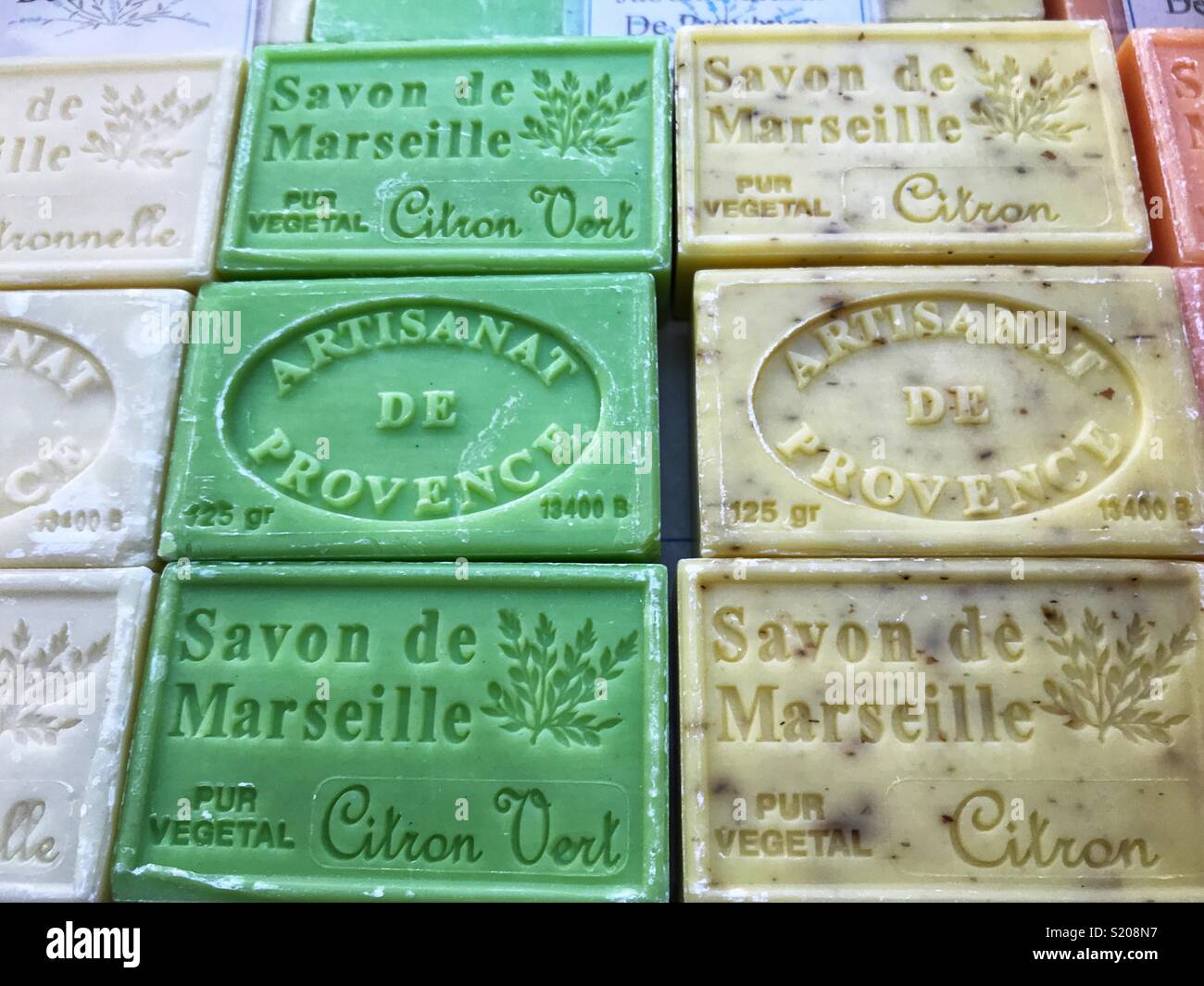 Saponi francesi, il Savon de Marseille, su un mercato in stallo - Immagine stock catturata con smartphone
