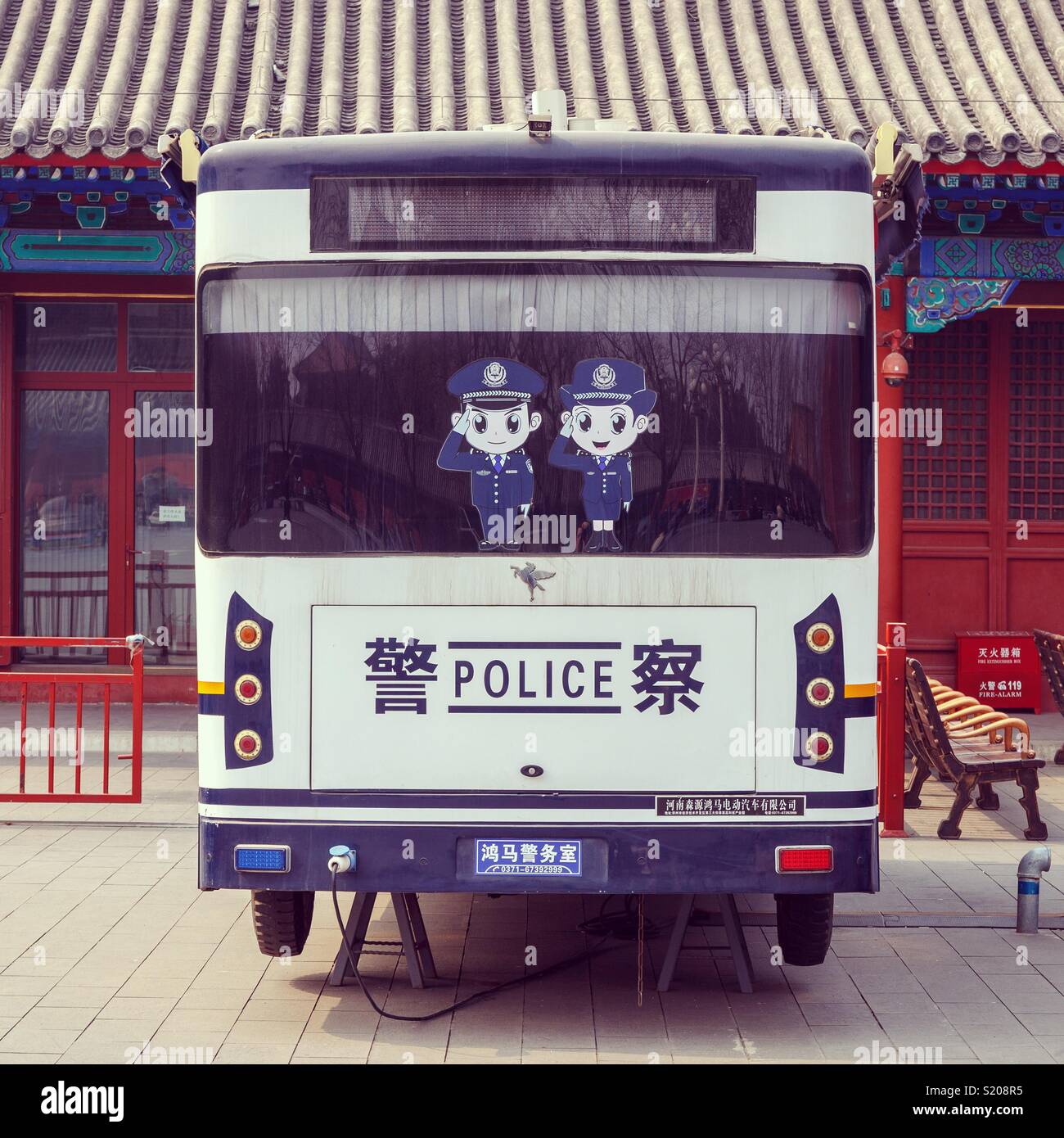 Mobile cinese a una stazione di polizia. Foto Stock