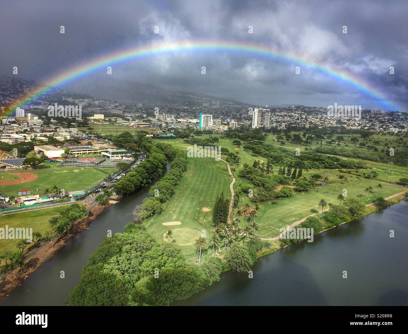 Rainbow sopra il campo da Golf di Ala Wai in Honolulu Hawaii Foto Stock