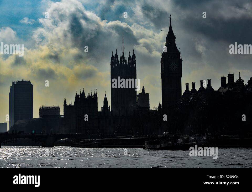 Londra vista dal Tamigi su una mattinata nebbiosa Foto Stock
