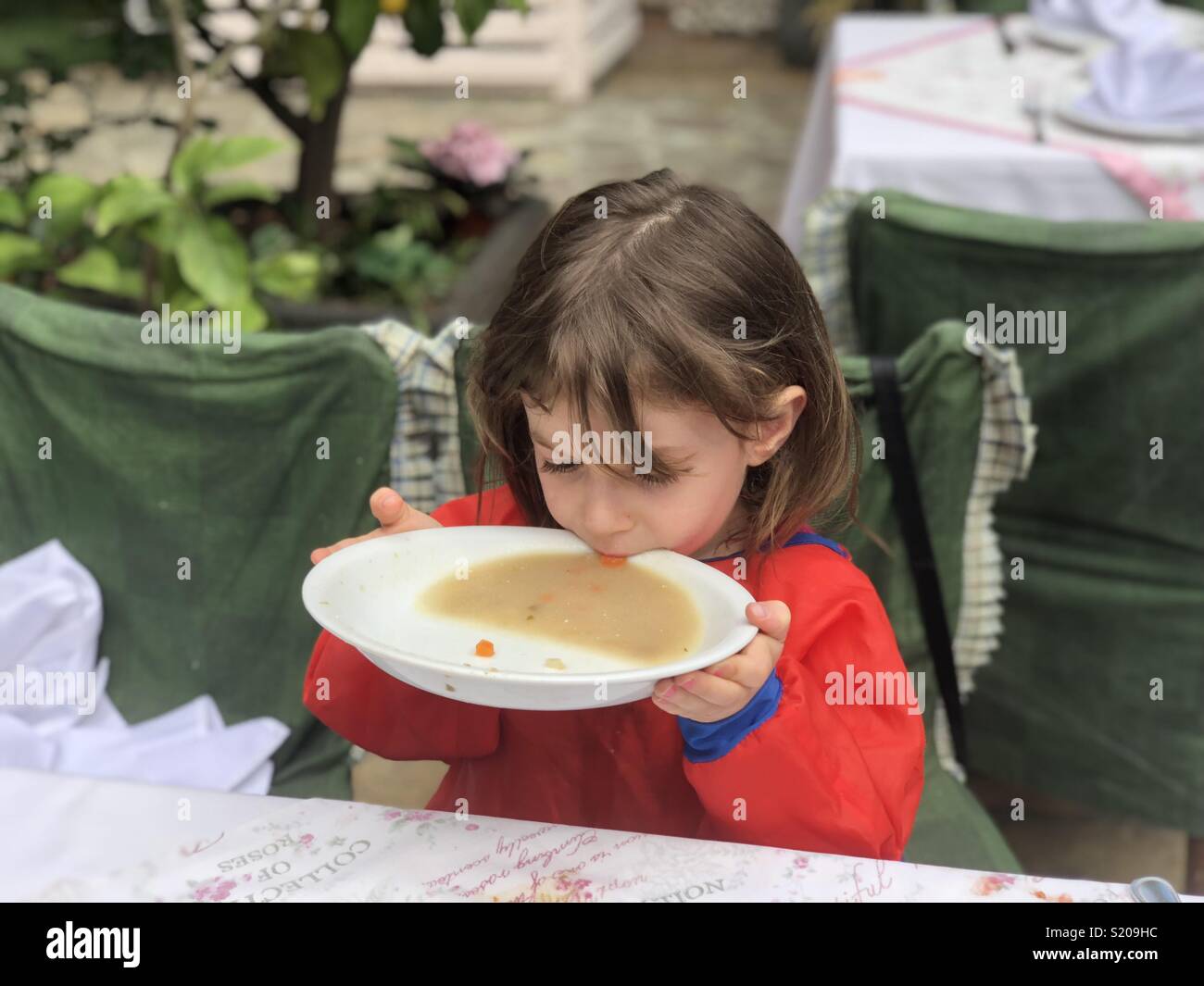 I bambini a mangiare una zuppa - Immagine stock catturata con smartphone