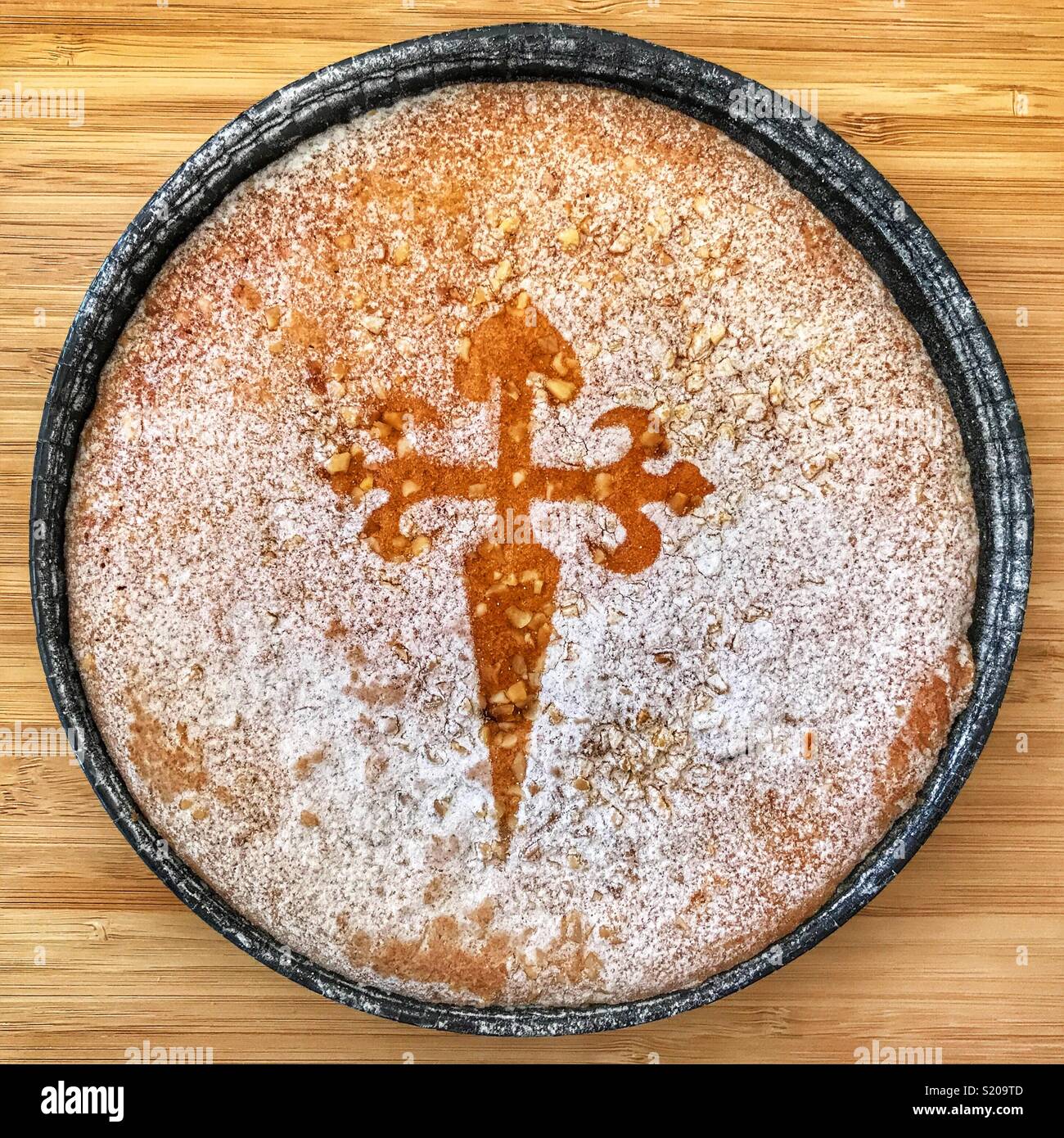 Tarta de Santiago, tarta de Almendra, un tradizionale spagnolo torta a base di mandorle - Immagine stock catturata con smartphone