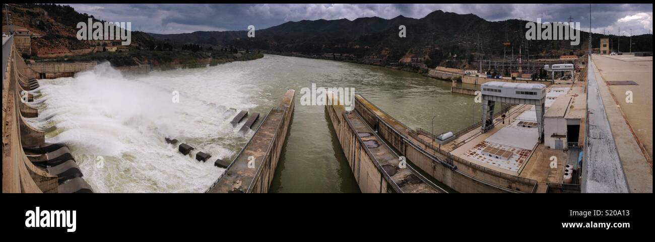 L'apertura di porte di flusso sulla diga vicino Riba-roja d'Ebre, Catalogna, Spagna. - Immagine stock catturata con smartphone