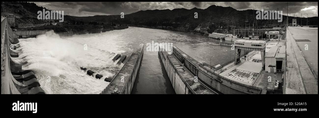 L'apertura di porte di flusso sulla diga vicino Riba-roja d'Ebre, Catalogna, Spagna. - Immagine stock catturata con smartphone