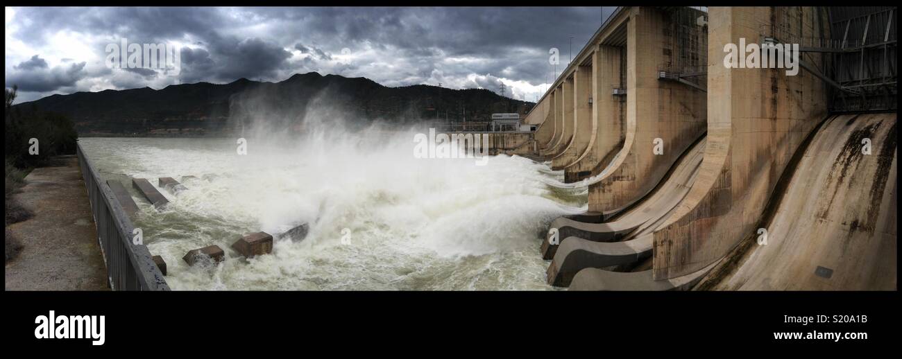 L'apertura di porte di flusso sulla diga vicino Riba-roja d'Ebre, Catalogna, Spagna. - Immagine stock catturata con smartphone