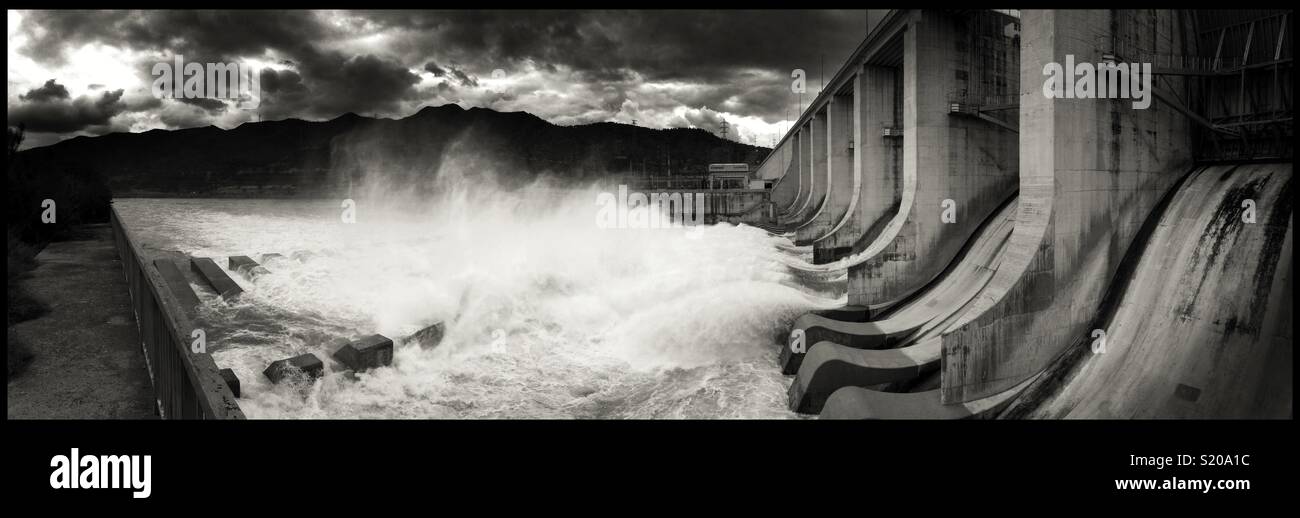 L'apertura di porte di flusso sulla diga vicino Riba-roja d'Ebre, Catalogna, Spagna. - Immagine stock catturata con smartphone