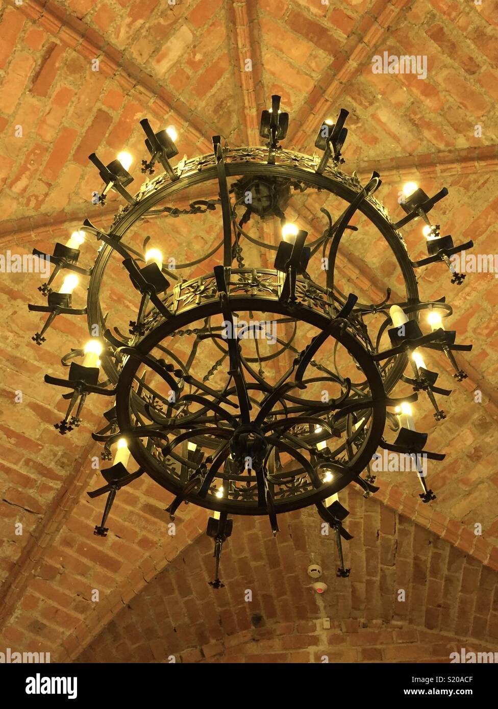 Medieval chandelier immagini e fotografie stock ad alta risoluzione - Alamy