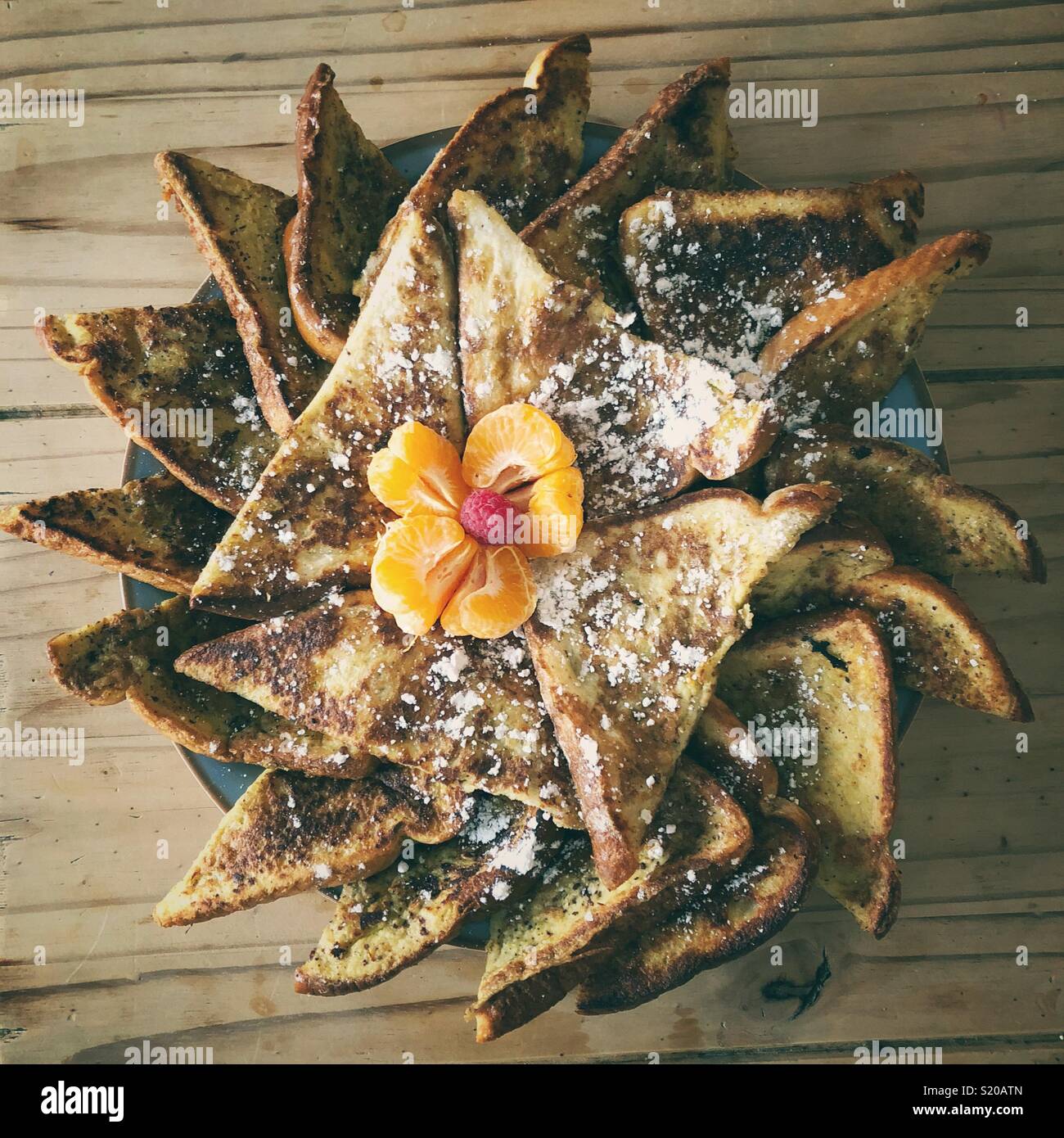 In casa i toast alla francese in una girandola di progettare con Arance Clementine e un lampone nel centro Foto Stock