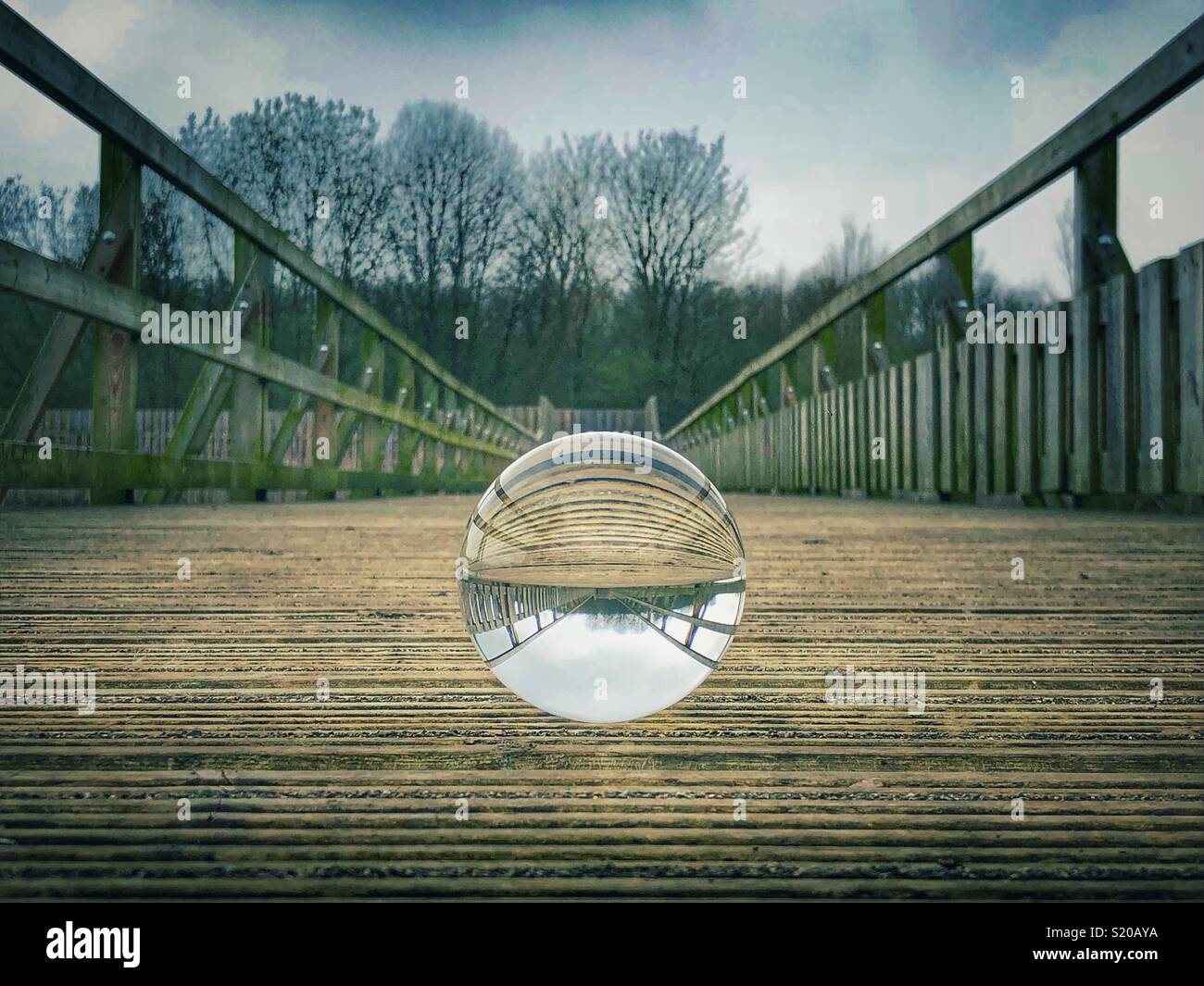 Riflessioni in una sfera di cristallo su un ponte - Immagine stock catturata con smartphone