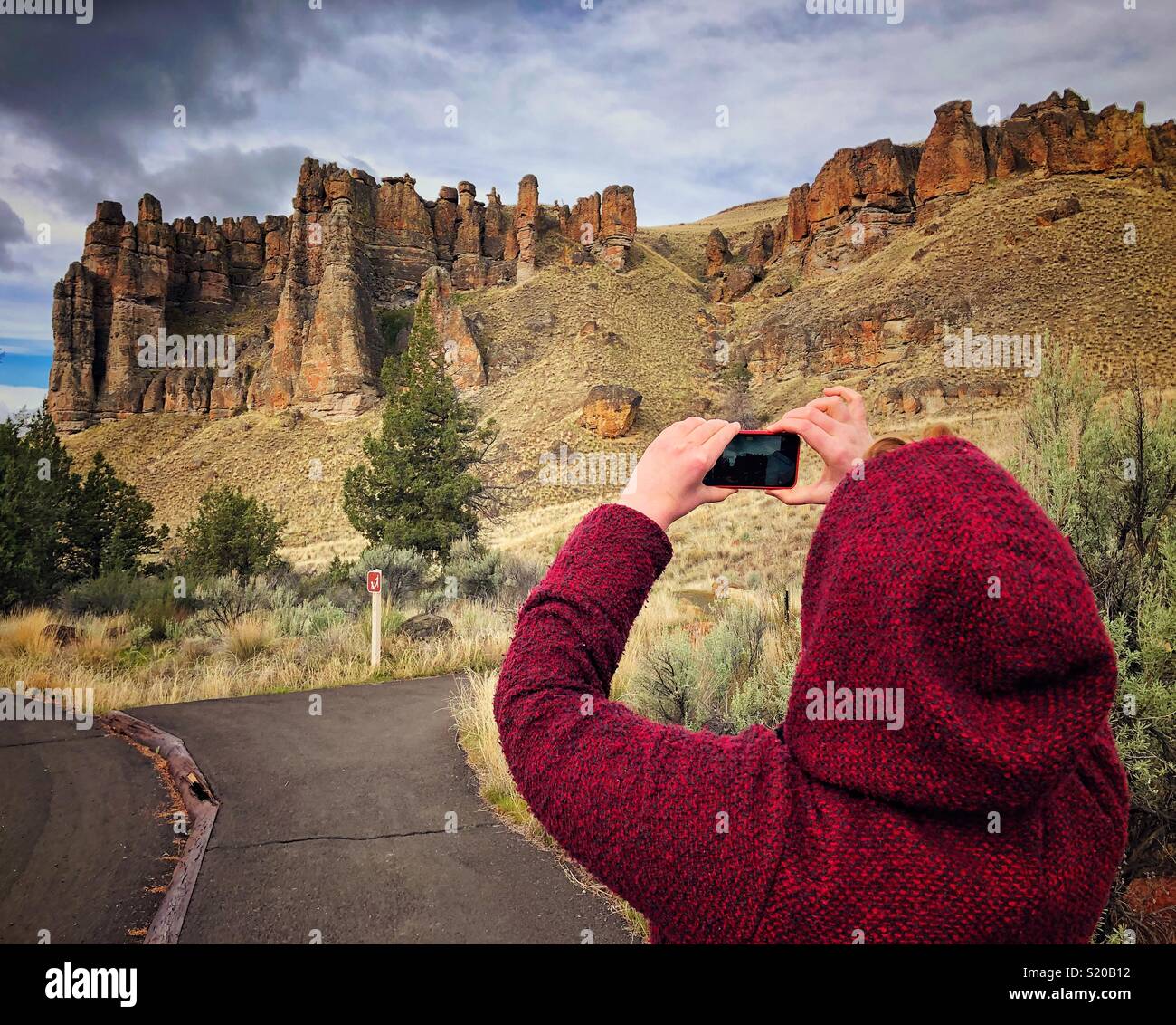 Primo sguardo a pinnacoli, Clarno unità a John giorno Monumento Nazionale nei pressi di fossili, o - Immagine stock catturata con smartphone