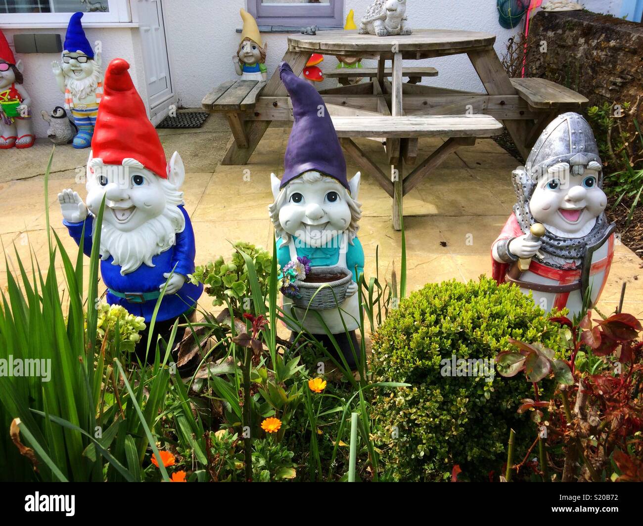 Gli gnomi in un giardino frontale - Immagine stock catturata con smartphone