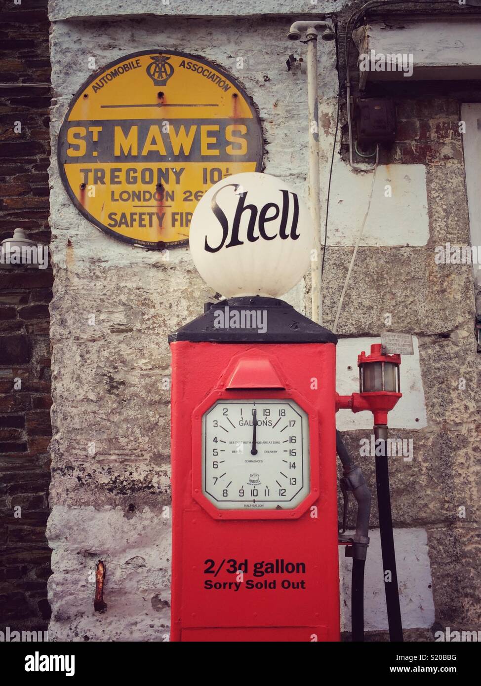 Vecchia pompa di benzina Shell vintage a St Mawes, Cornovaglia, Regno Unito. Foto Stock