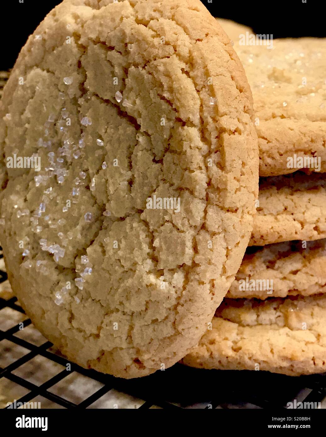 Close up di una pila di biscotti di zucchero con spumante levigatura grossolana lo zucchero sulla parte superiore lato cookie. Foto Stock