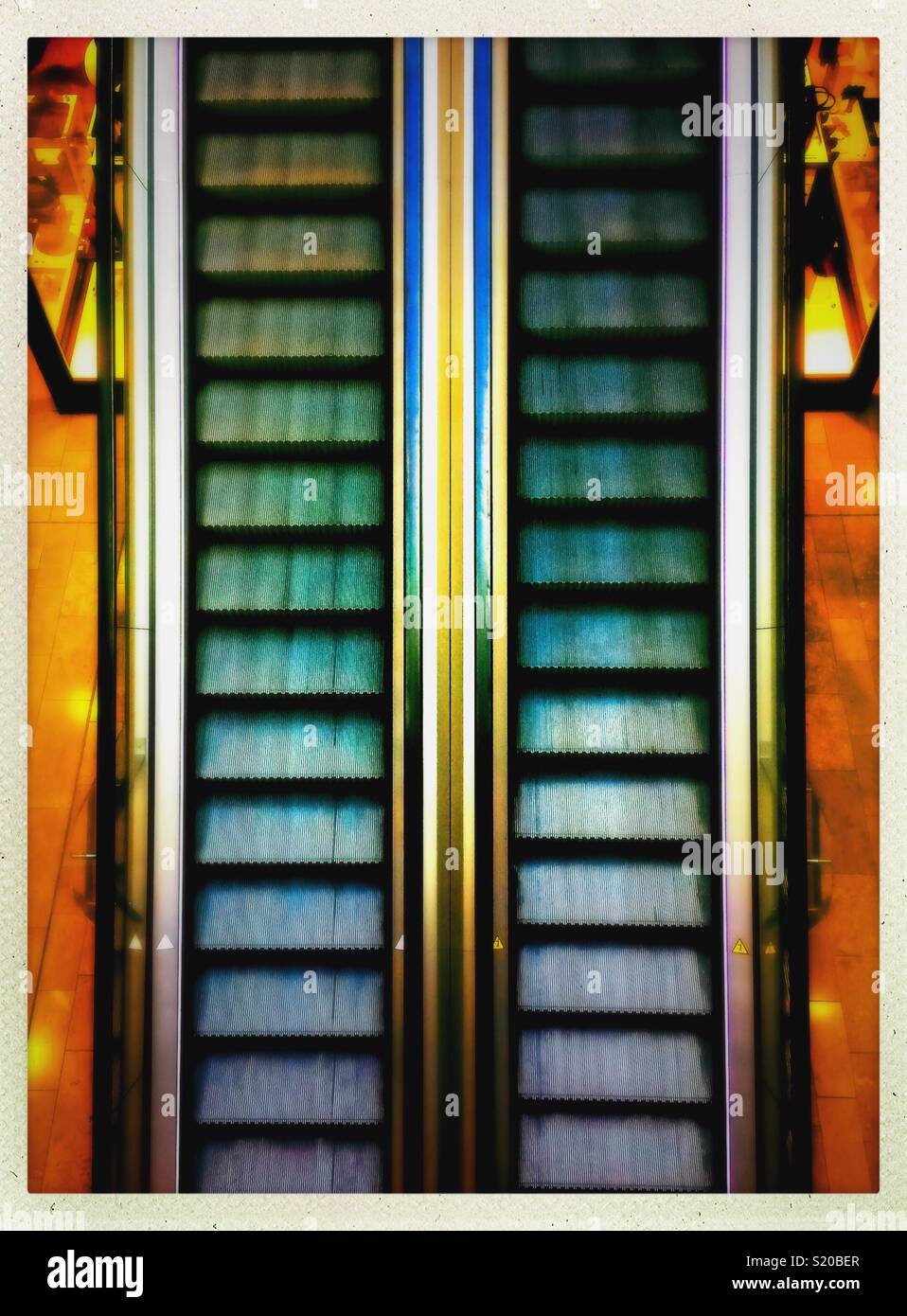 Guardando verso il basso in corrispondenza di un vuoto automatico di scale in un centro commerciale. - Immagine stock catturata con smartphone