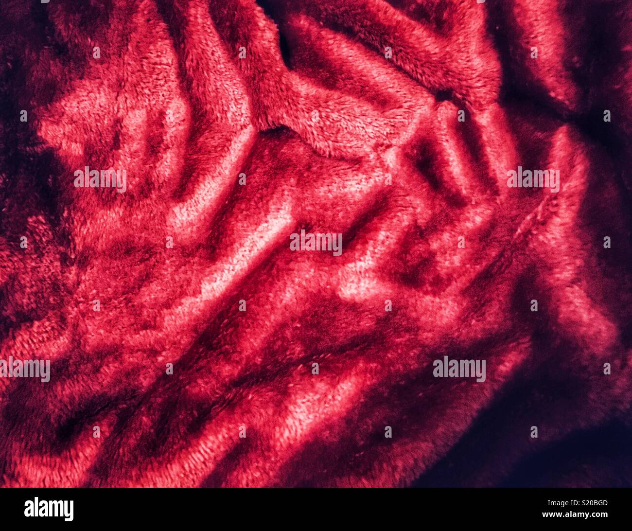 Creepy fantasma della mani premendo contro il tessuto rosso Foto Stock