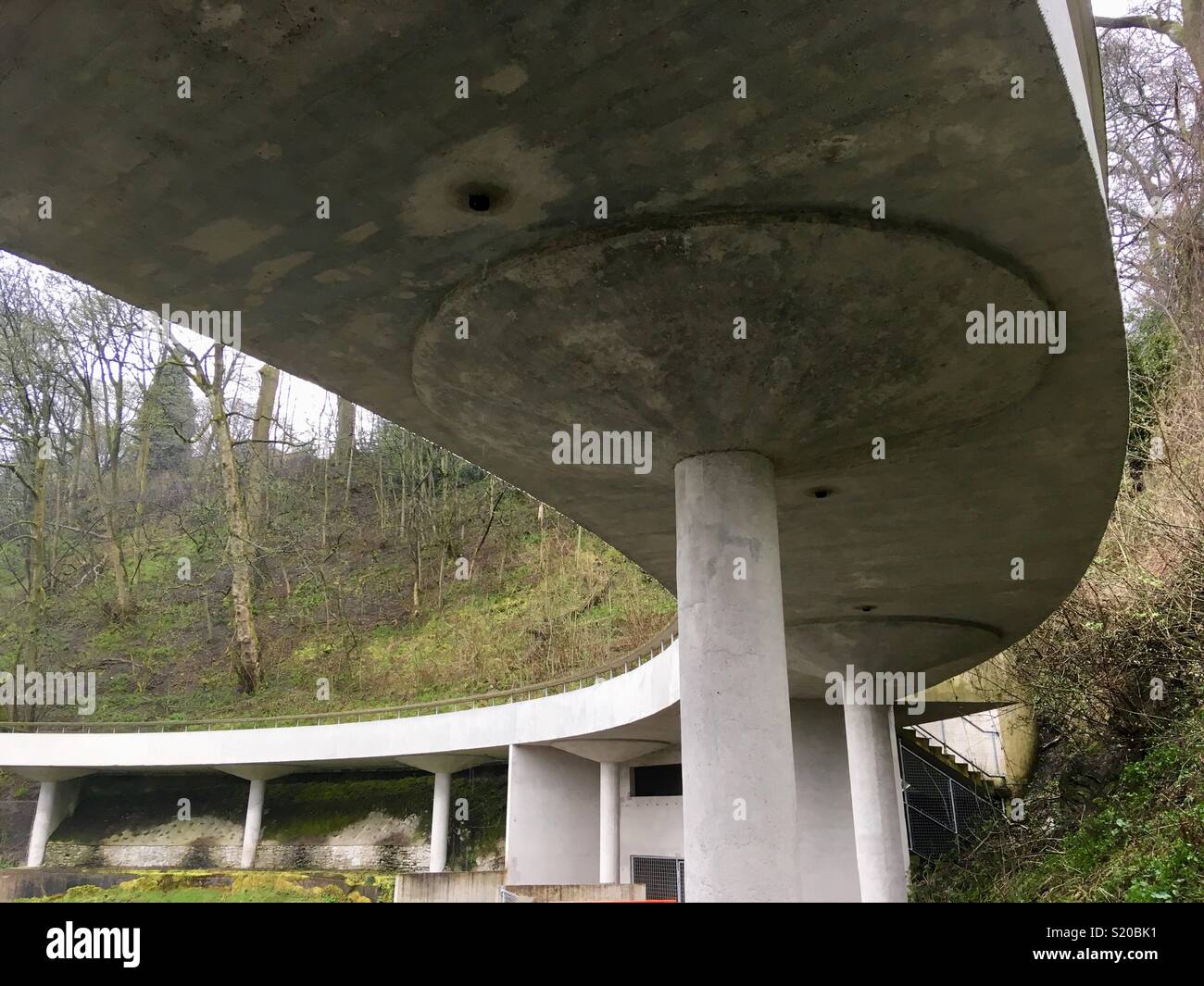 Architettura modernista. Sotto l'elevata piattaforma di osservazione presso l'orso bruno orrido, Dudley Zoo. Progettato da Lubetkin Tecton e. Costruito 1935-7. Engineering di Ove Arup. Elencato Grade II* Foto Stock