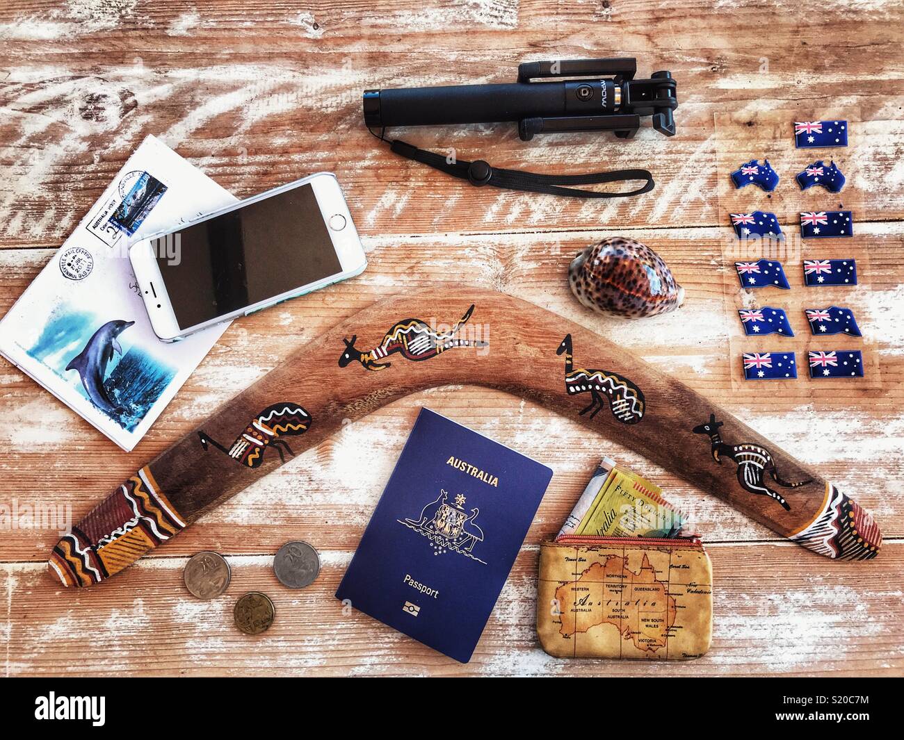 Fotografia Flatlay, Australia vacanza Tema viaggi, boomerang, Australian passaporti, cartolina, portamonete, AUD $, denaro, telefono cellulare, selfie stick, Lettera, bandiere, cowrie shell Foto Stock