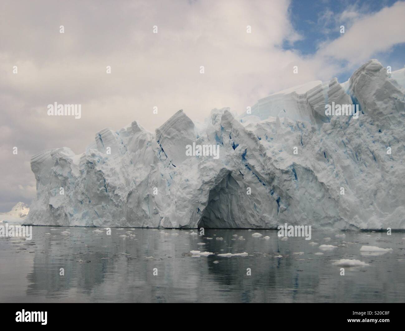 Paradise Bay, Penisola antartica. - Immagine stock catturata con smartphone