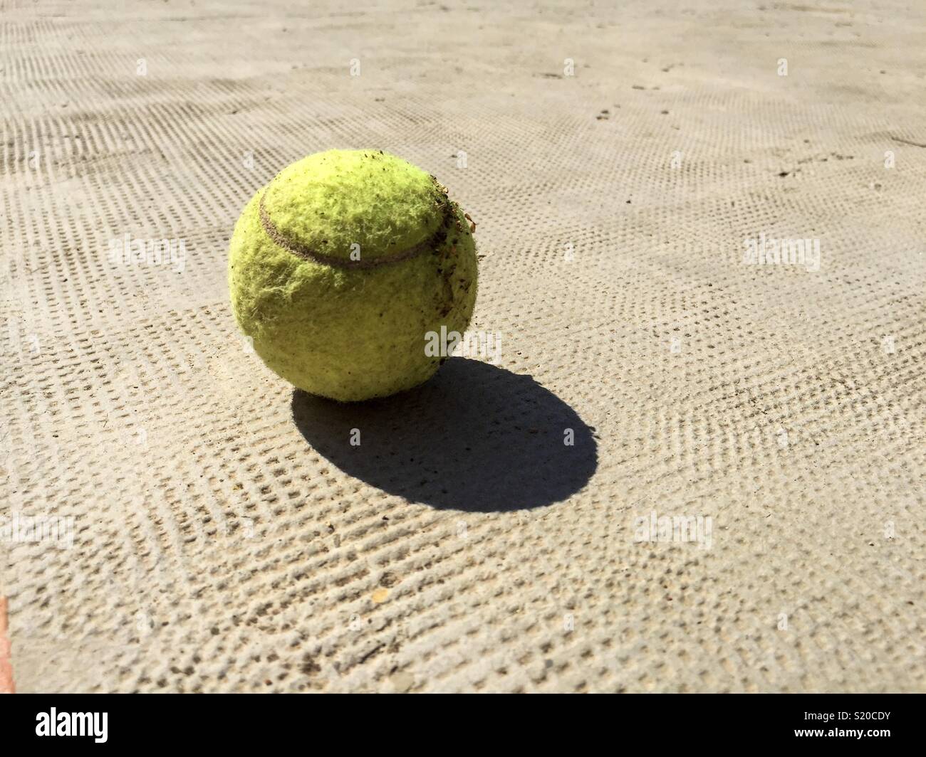 Palla da tennis nel terreno Foto Stock