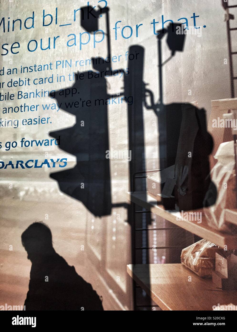 Silhouette di un uomo e di semaforo è visibile su un tabellone Barclays - Immagine stock catturata con smartphone