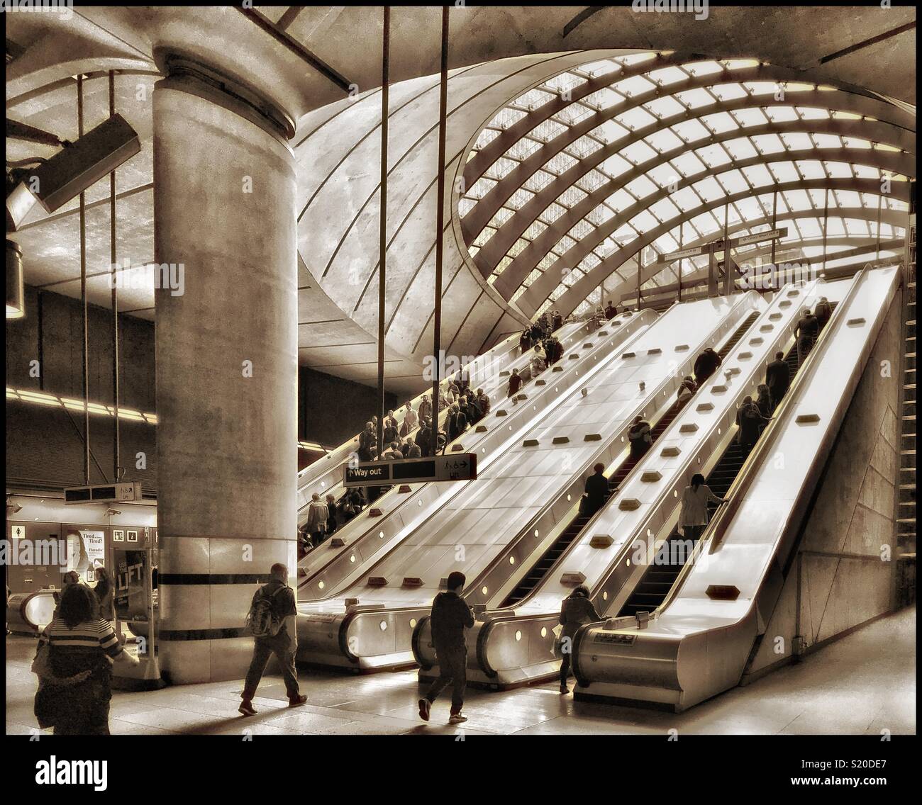 Le scale mobili e i pendolari alla stazione metropolitana Canary Wharf a Londra, Inghilterra. La stazione della metropolitana si trova sulla Jubilee Line e fa parte della Docklands Light Railway. Credito foto - © COLIN HOSKINS. Foto Stock