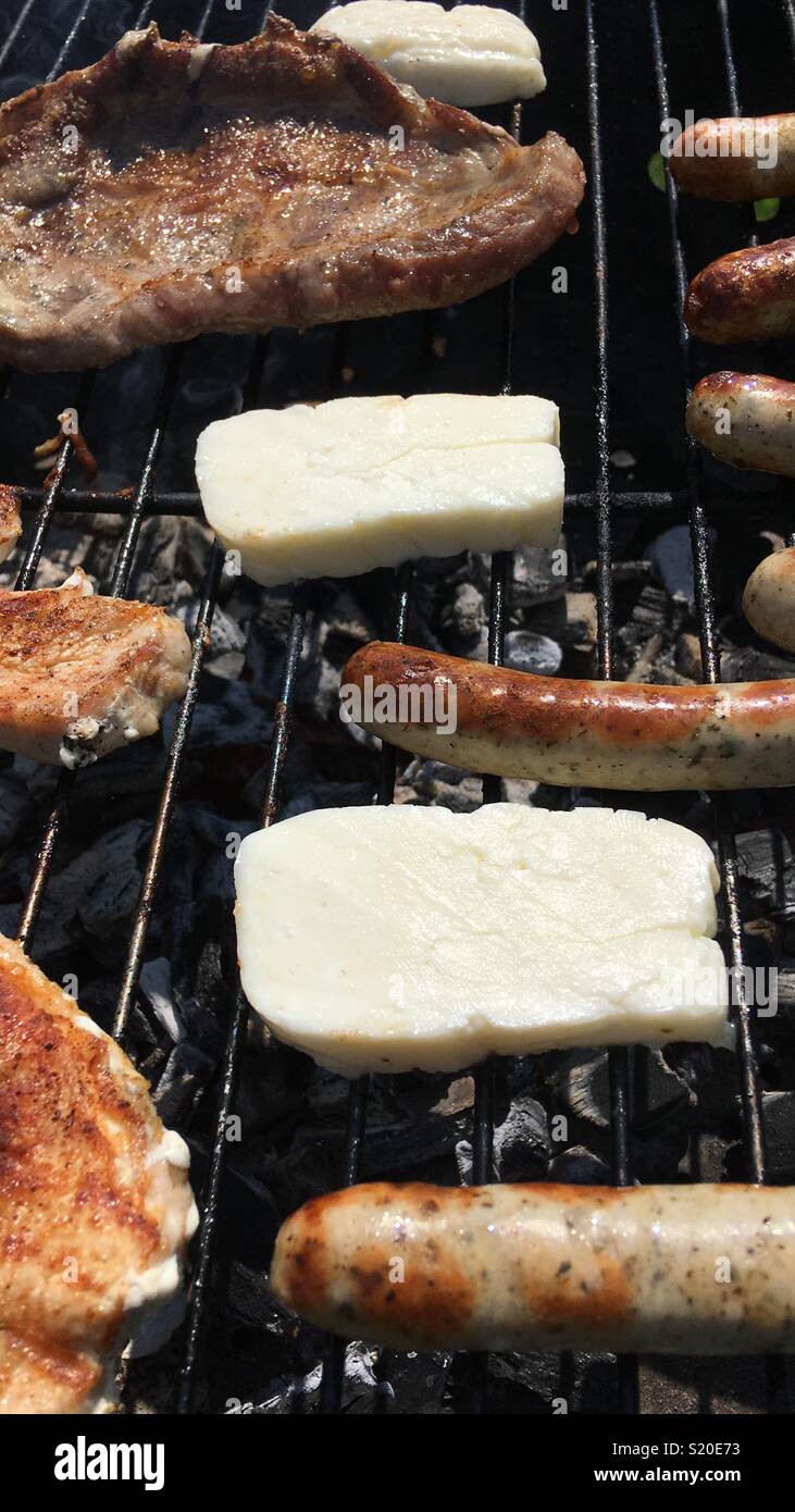 Formaggio alla griglia, carni e salsicce Foto Stock