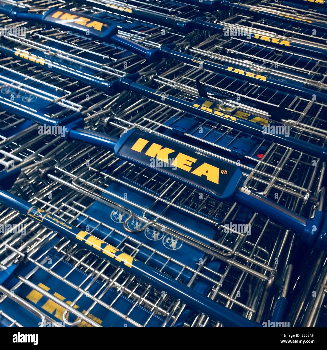 IKEA superstore carrelli di shopping Foto Stock