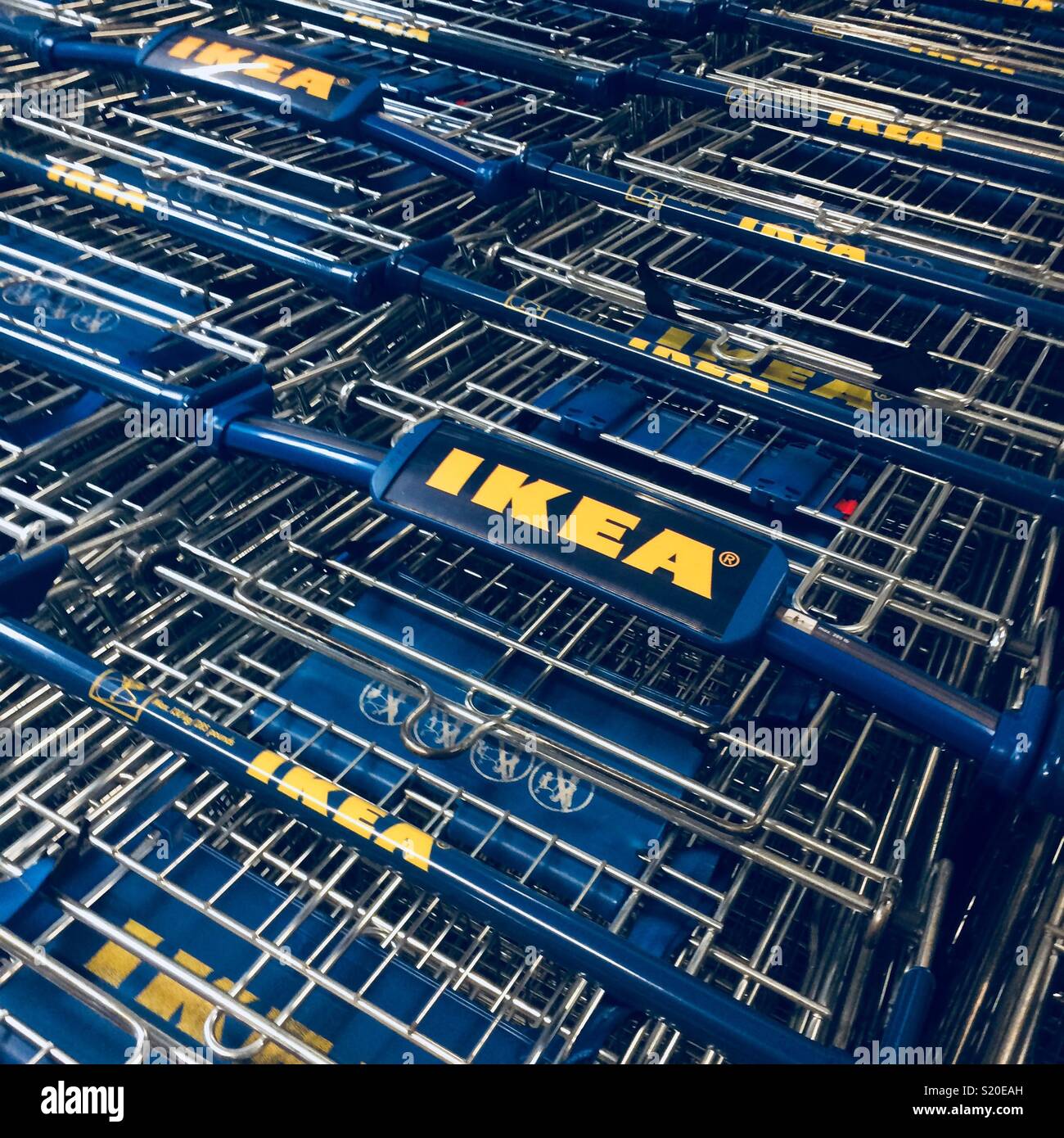 IKEA superstore carrelli di shopping - Immagine stock catturata con smartphone