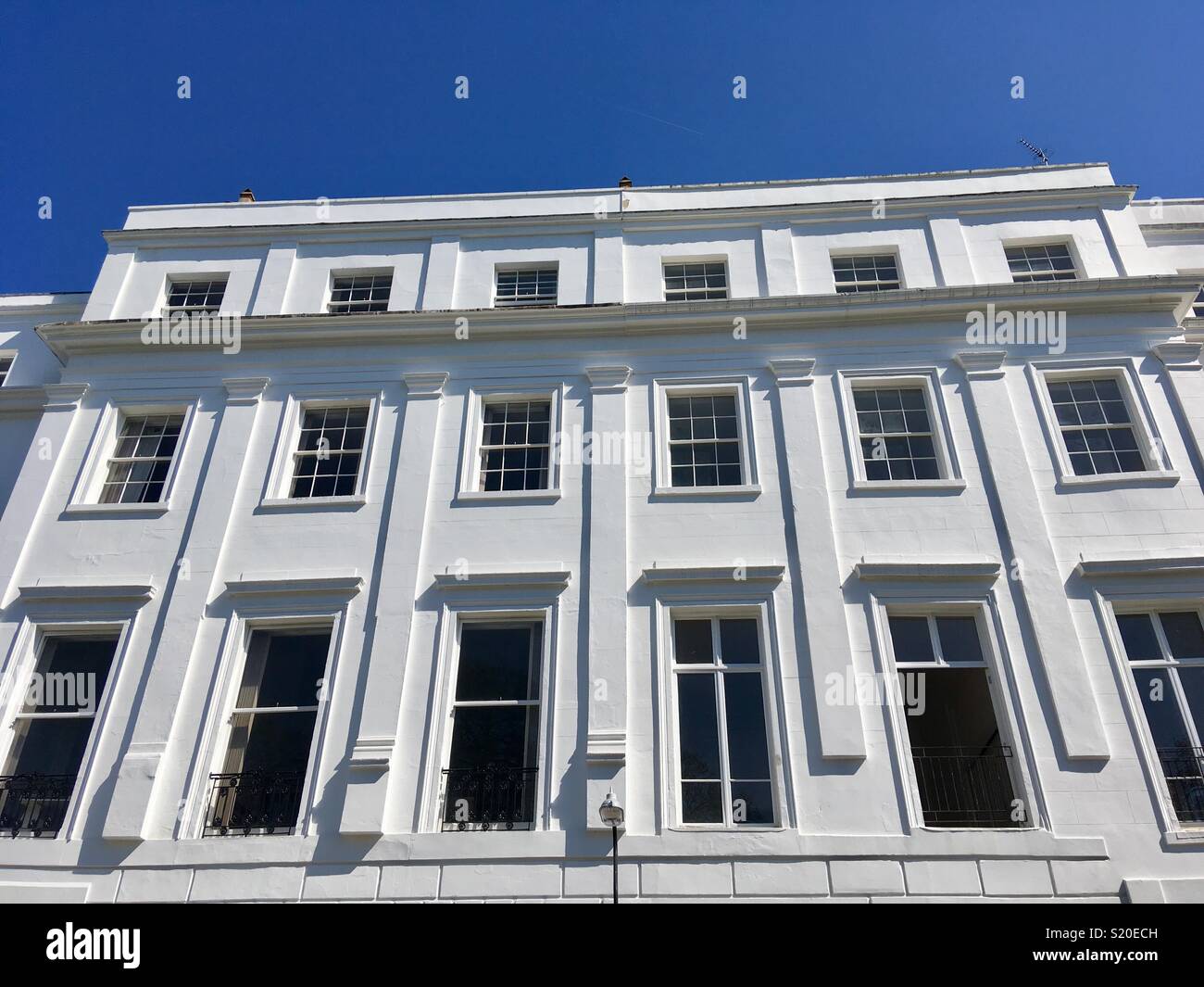 Stucco bianco Regency alloggiamento terrazzati in Royal Leamington Spa - Immagine stock catturata con smartphone