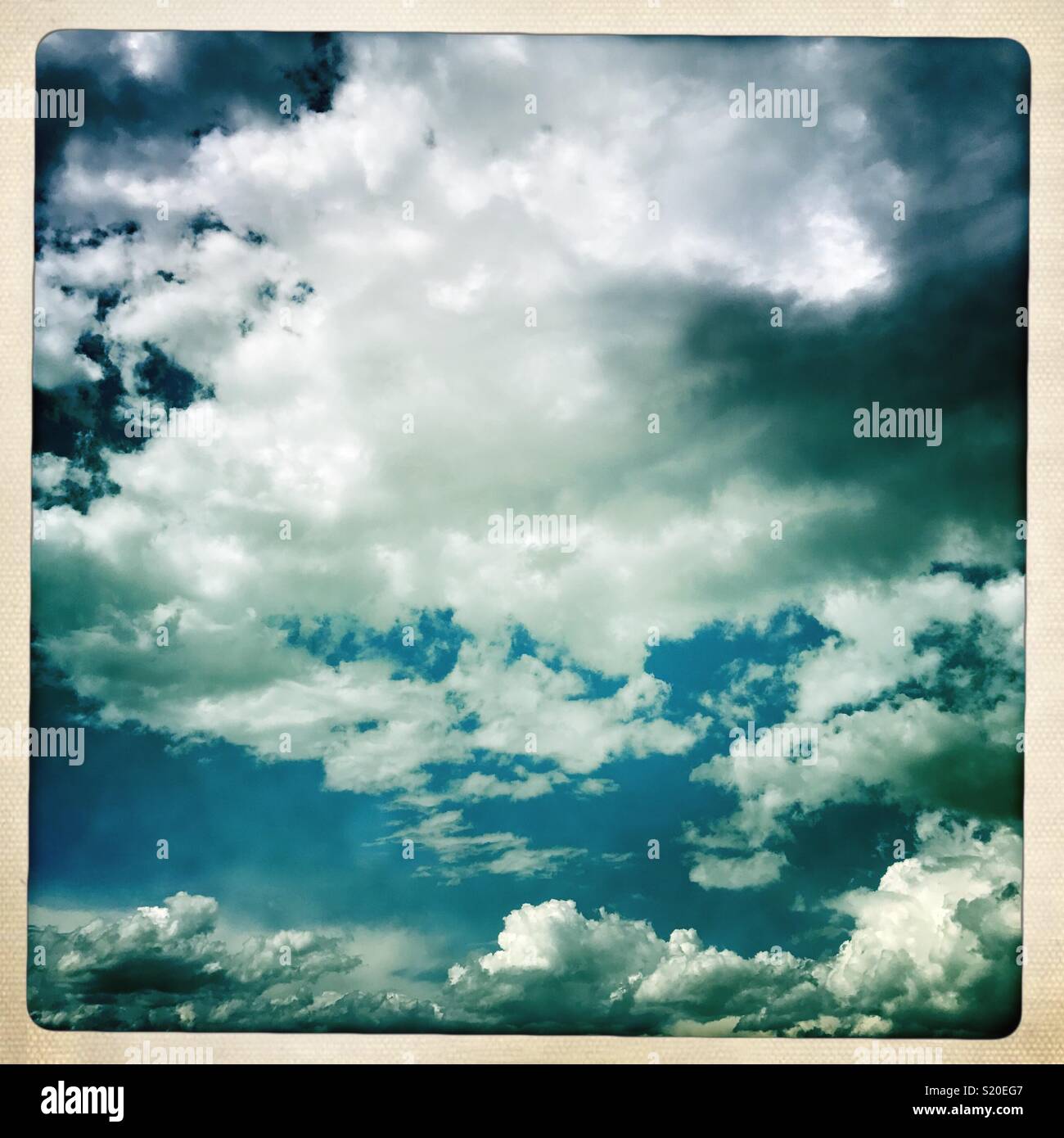 Molto nuvoloso nubi Foto Stock