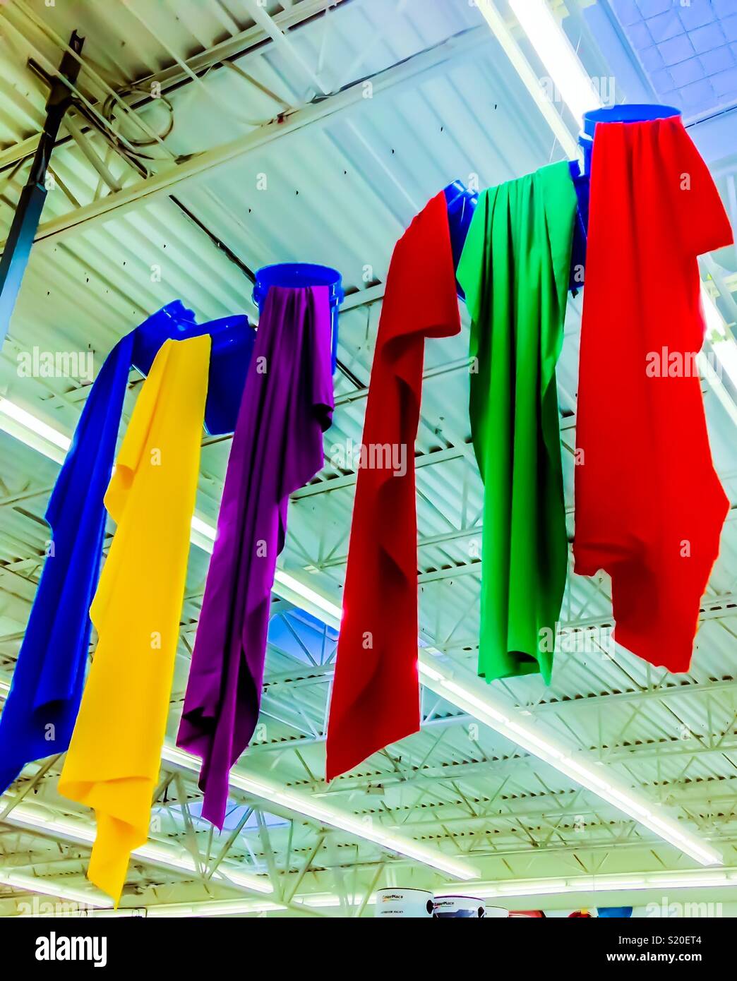 Visualizzazione di tessuto colorato appare come una vernice fuoriuscita dalle benne Foto Stock