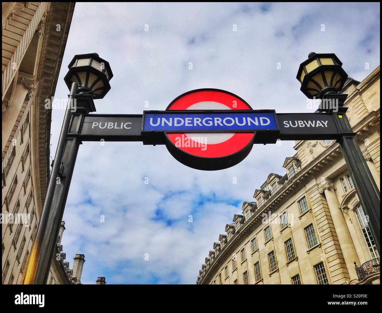 Il logo iconico di Londra della metropolitana del sistema di trasporto. Questo segno indica l'entrata a Piccadilly della metropolitana/stazione ferroviaria. Credito foto - © COLIN HOSKINS. Foto Stock