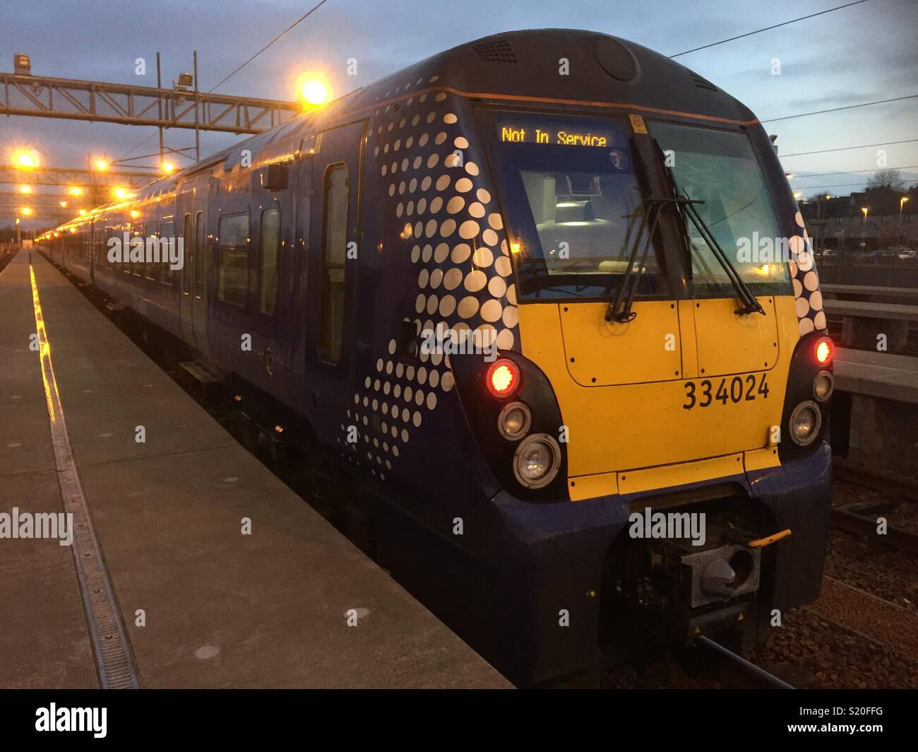 Classe Scotrail 334 elettrico unità multiple a sunrise. Foto Stock