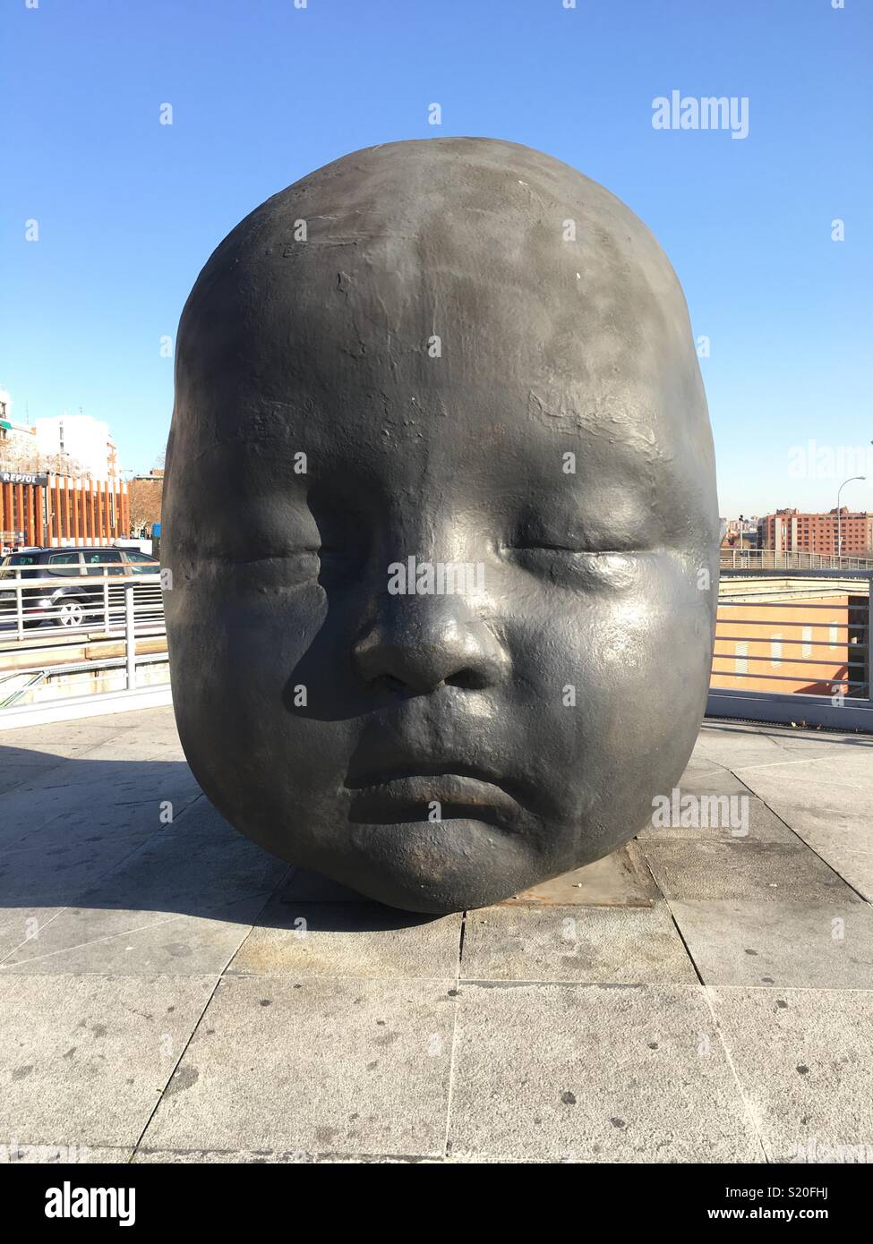 La scultura della testa del bambino al di fuori la stazione ferroviaria di Madrid Spagna Foto Stock