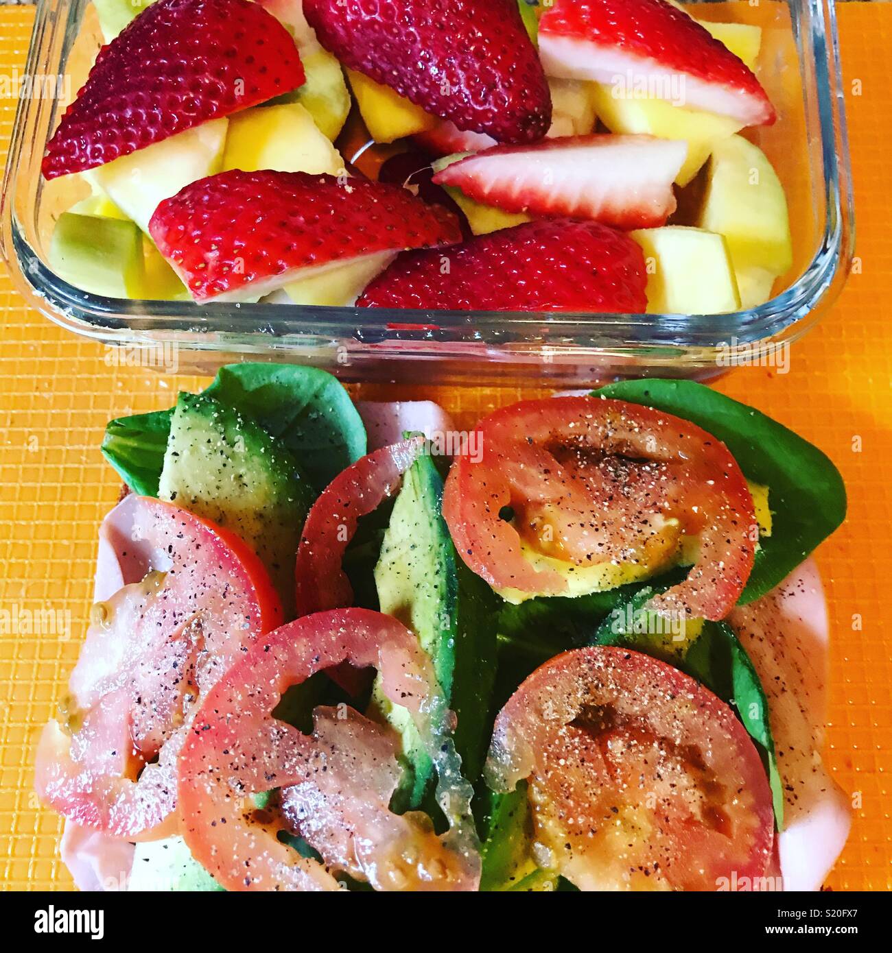 Cibo sano mango fragole sandwich della buona colazione bellissimi colori buona da mangiare la mattina Foto Stock