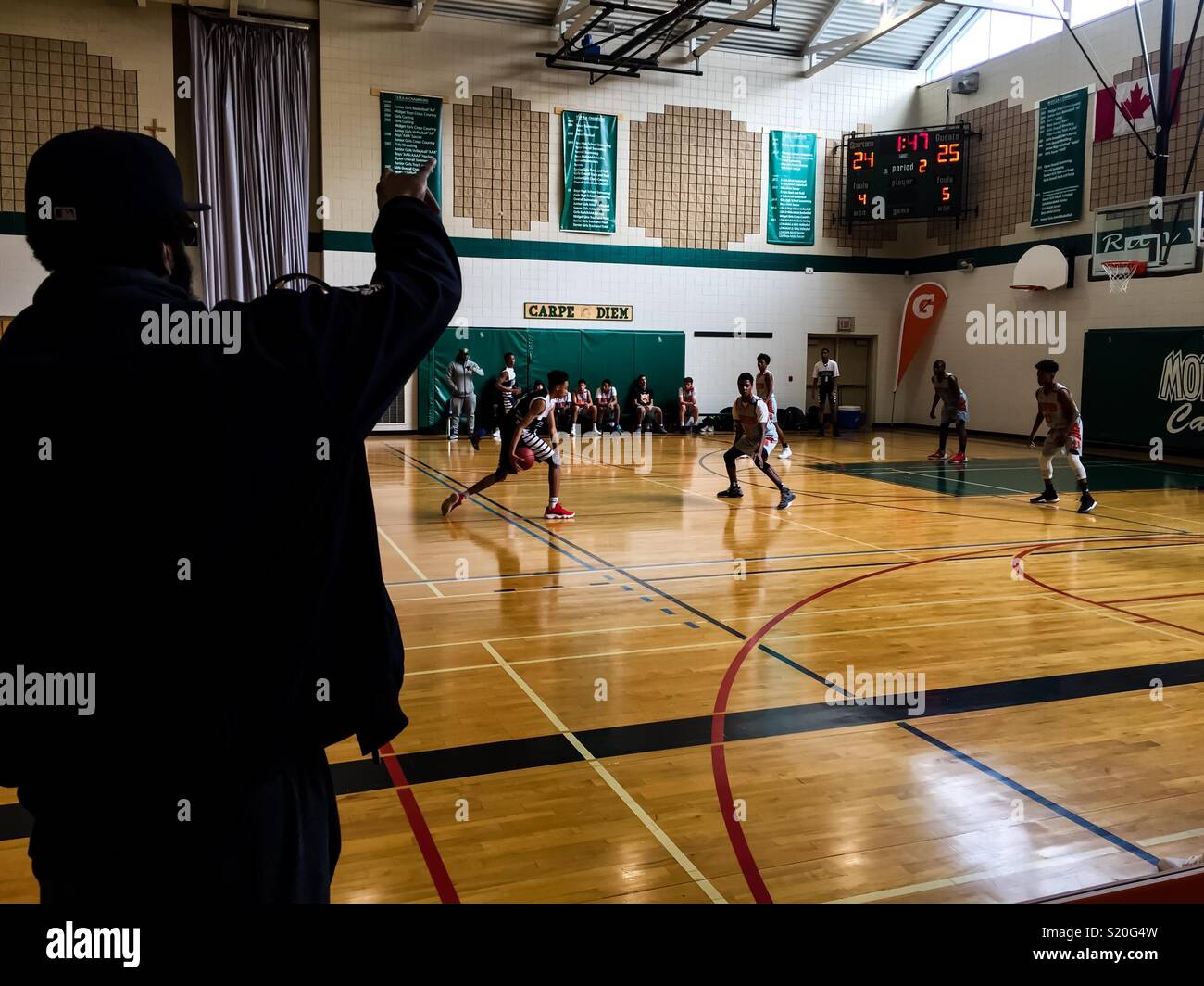 Un padre gesti presso una scuola gioco del basket - Immagine stock catturata con smartphone
